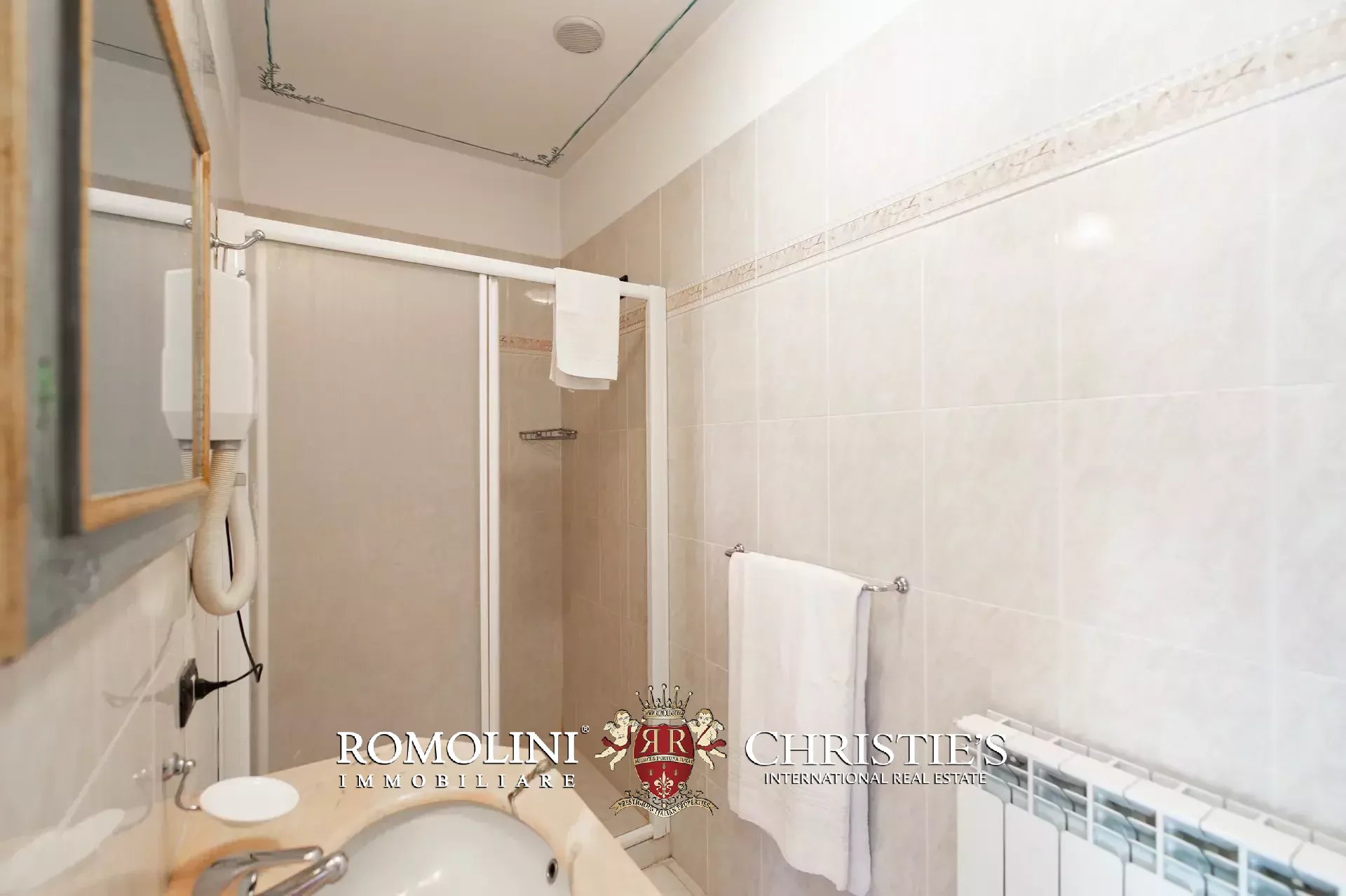 6 Bedroom Villa/Townhouse's Image 32