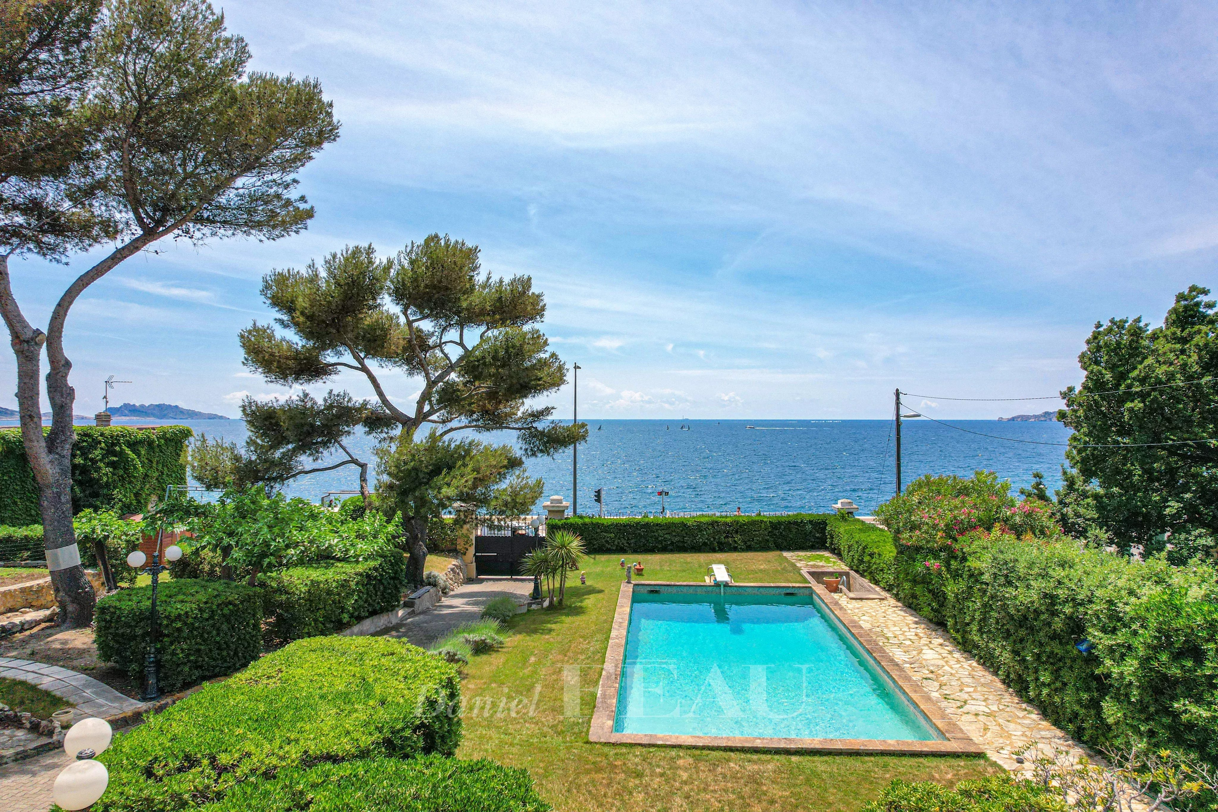 Marseille 7th District – A period mansion commanding a unique sea view