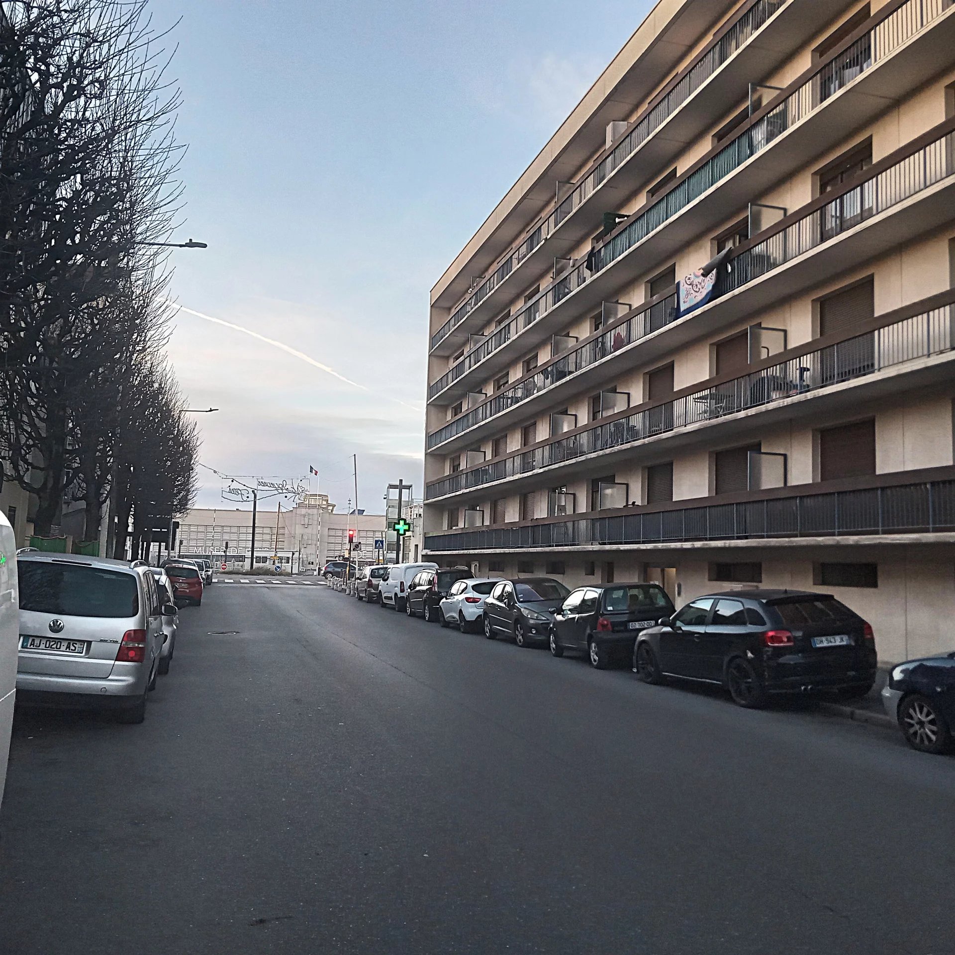 GRAND APPARTEMENT DEUX PIECES AVEC BALCON ET CAVE VIDE U OCCUPE A DEUX PAS DE LA GARE ET DU METRO !