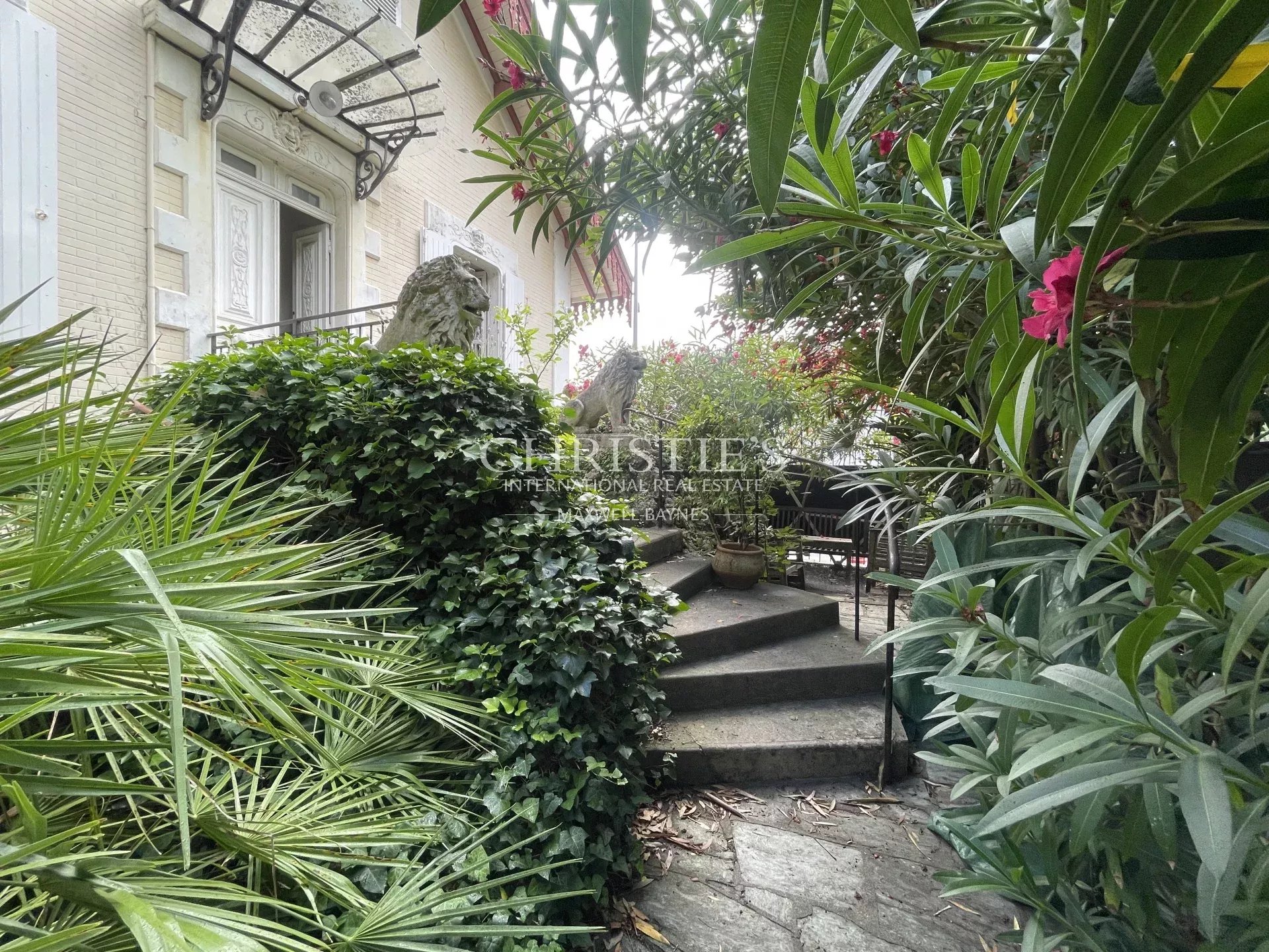 5 Bedroom Villa/Townhouse's Image 7