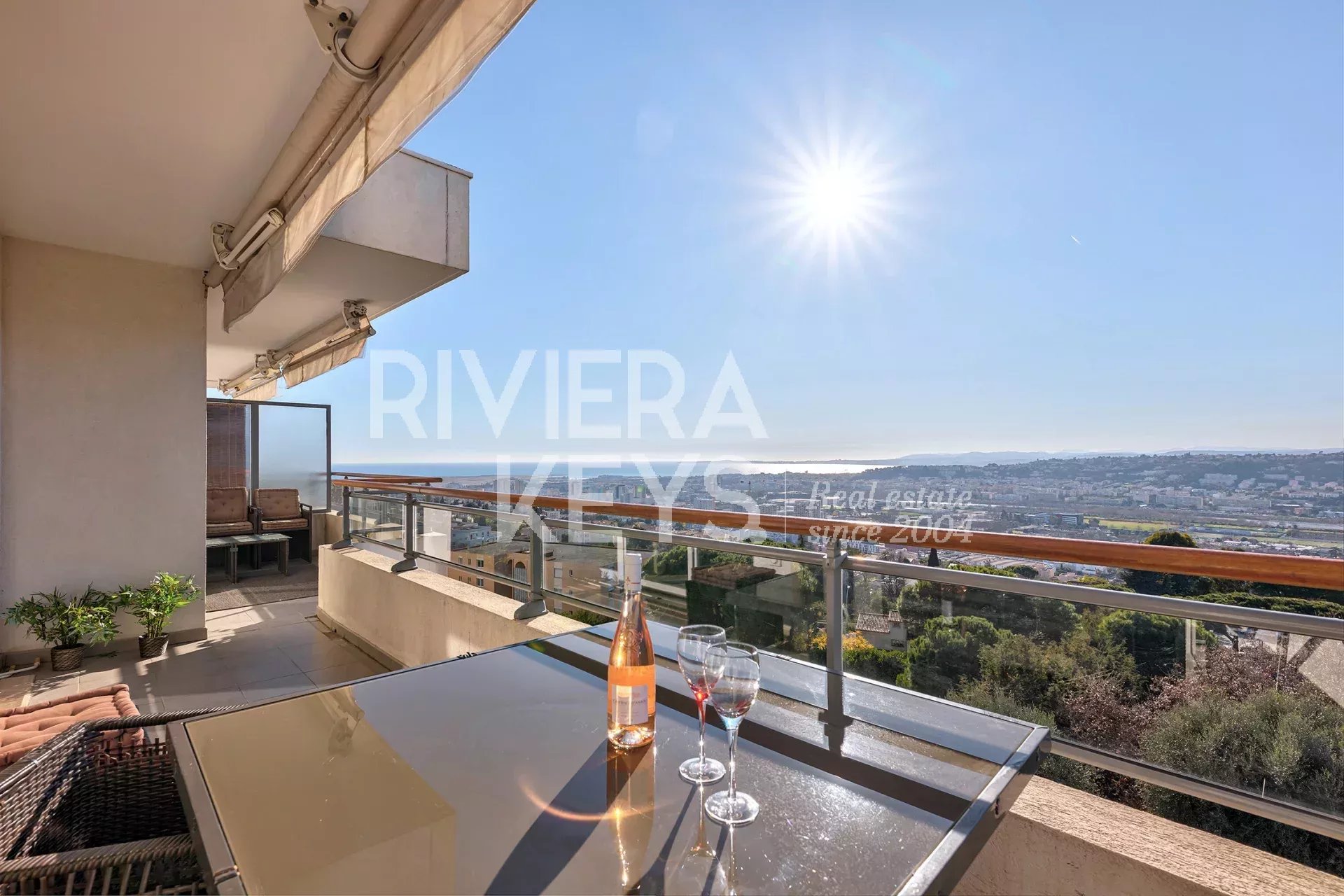 NICE - FABRON: Im obersten Stockwerk, helles 4-Zimmer-Apartment mit großer Terrasse und spektakulärem Meerblick