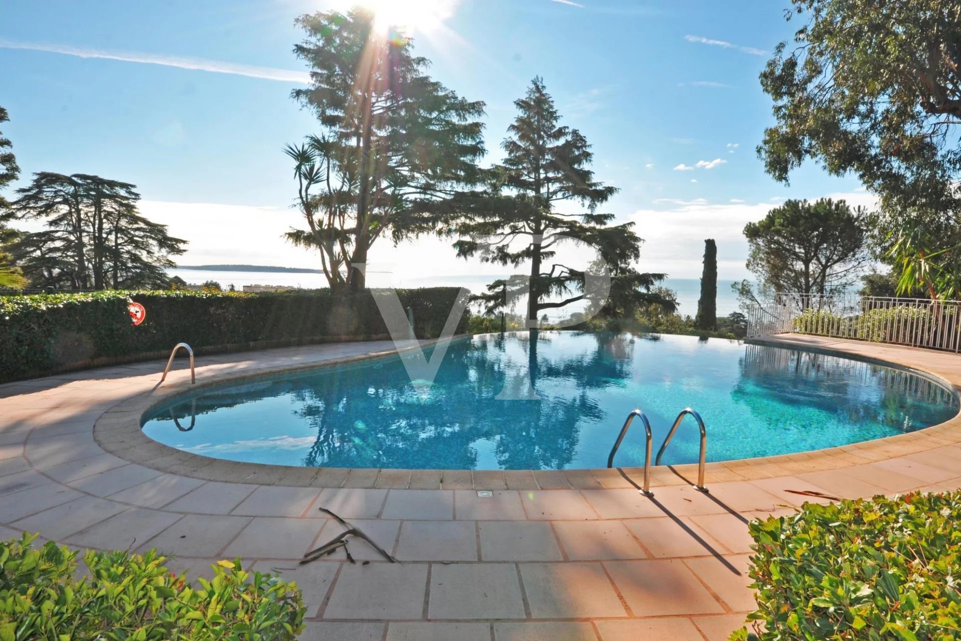 Corner Apartment with Expansive Terrace and Panoramic Sea Views – Croix des Gardes