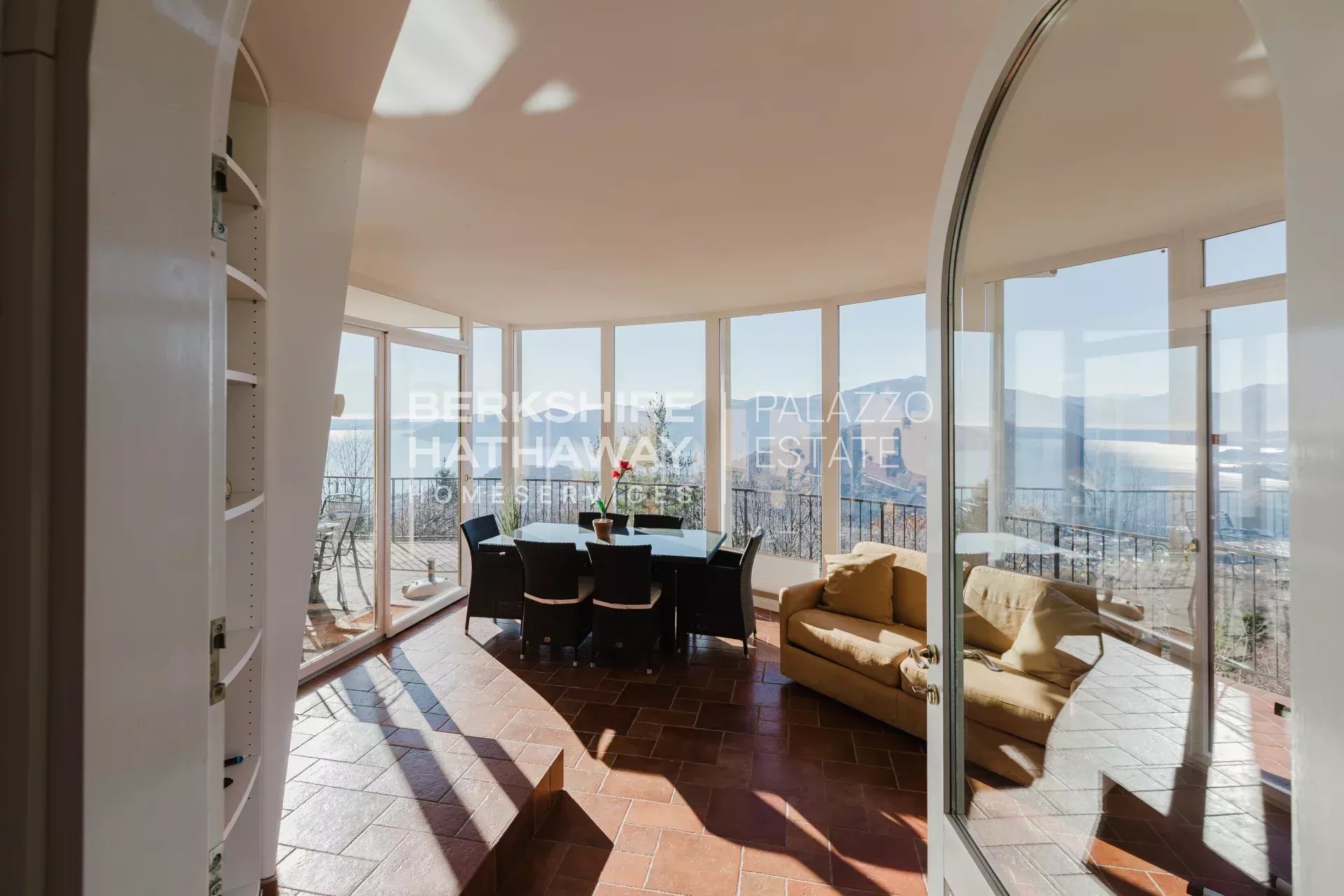 Villa moderna di lusso con vista panoramica sul Lago Maggiore e sulle Alpi