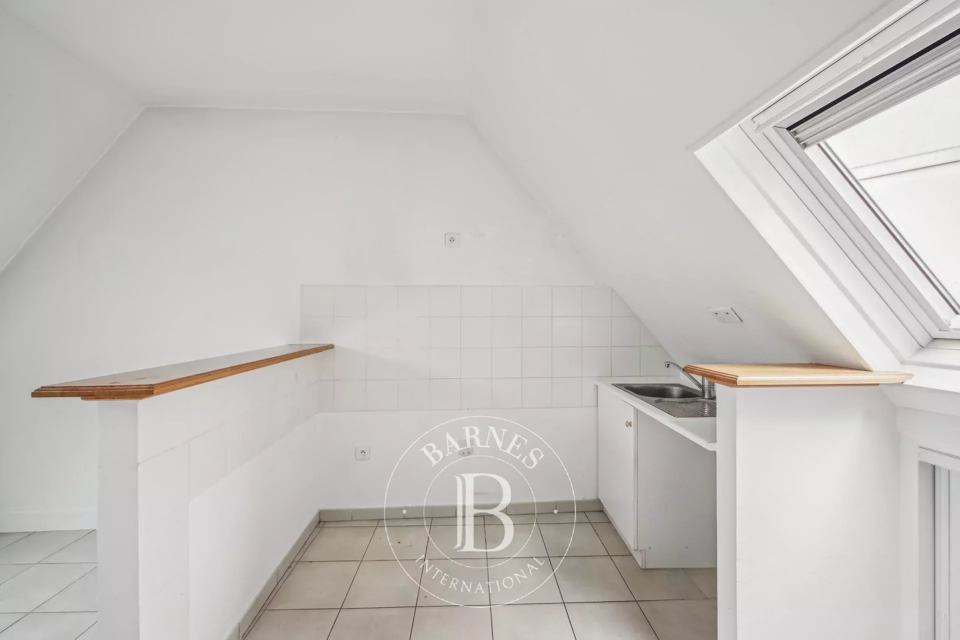 Paris 6 - Saint Placide - Top floor - Lift - Requiring renovation - Peace and quiet.