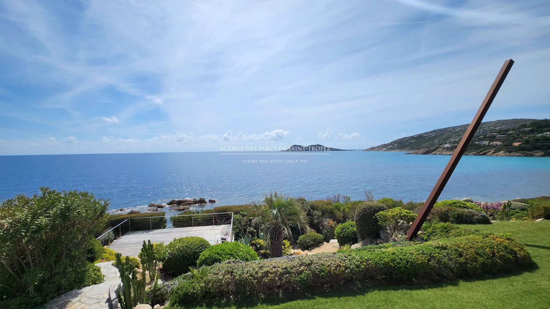 Villa pieds dans l'eau avec vue mer panoramique