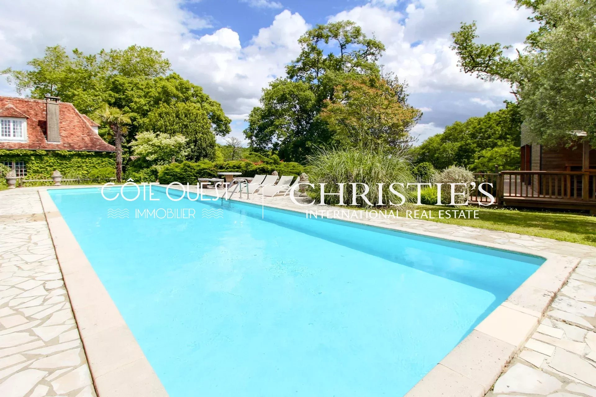 7 Bedroom Villa/Townhouse's Image 3
