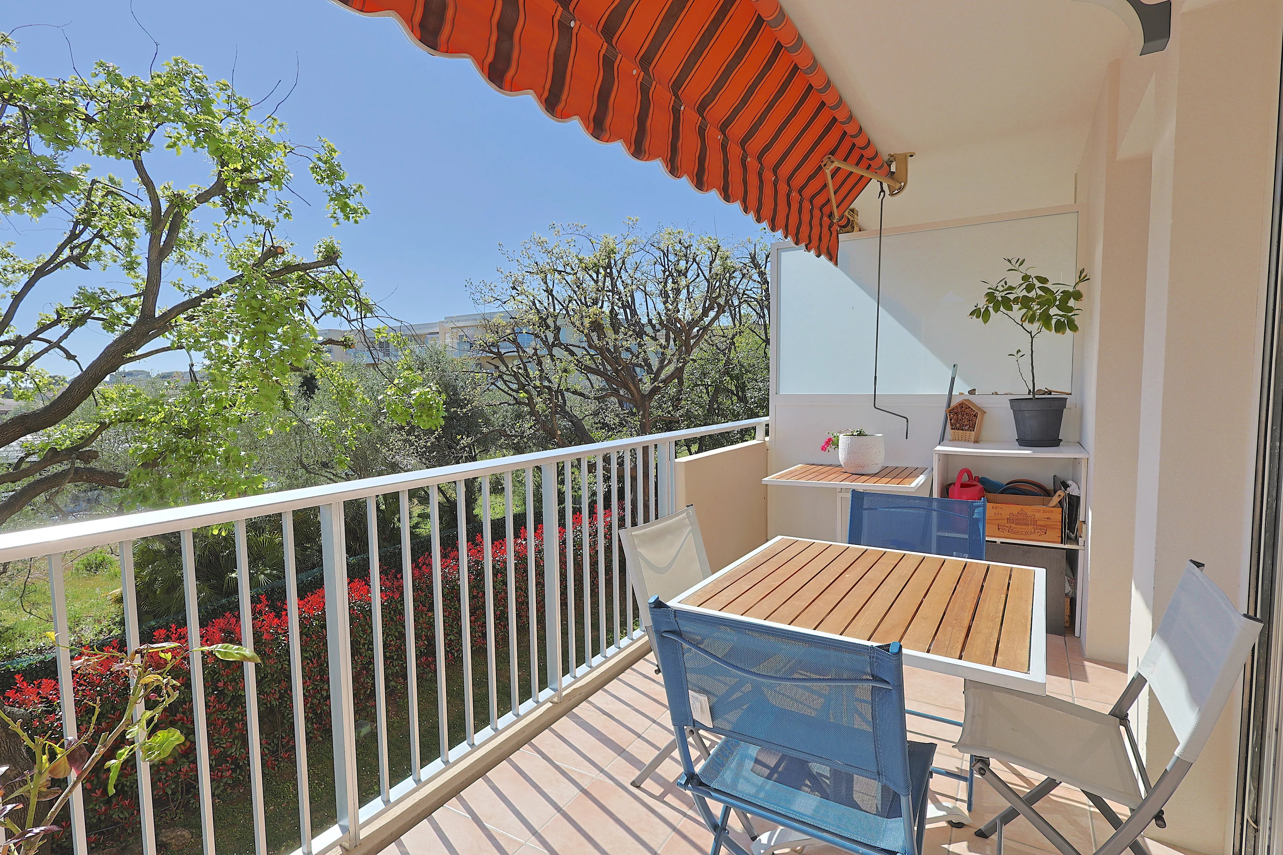 Superbe 3 pièces traversant avec terrasses, piscine et cadre de vie privilégié