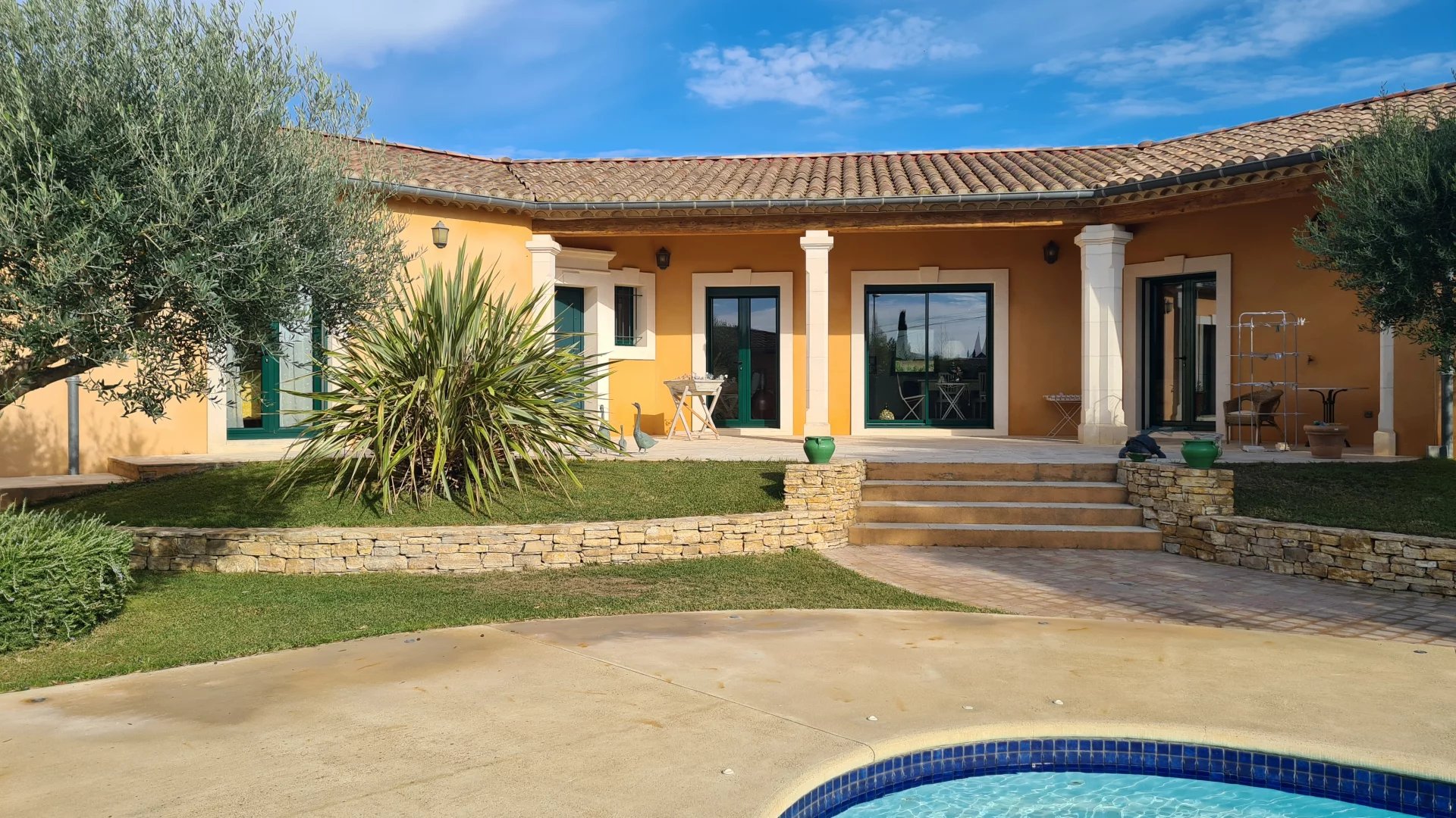 Villa de plain-pied de haute qualité avec piscine et jardin