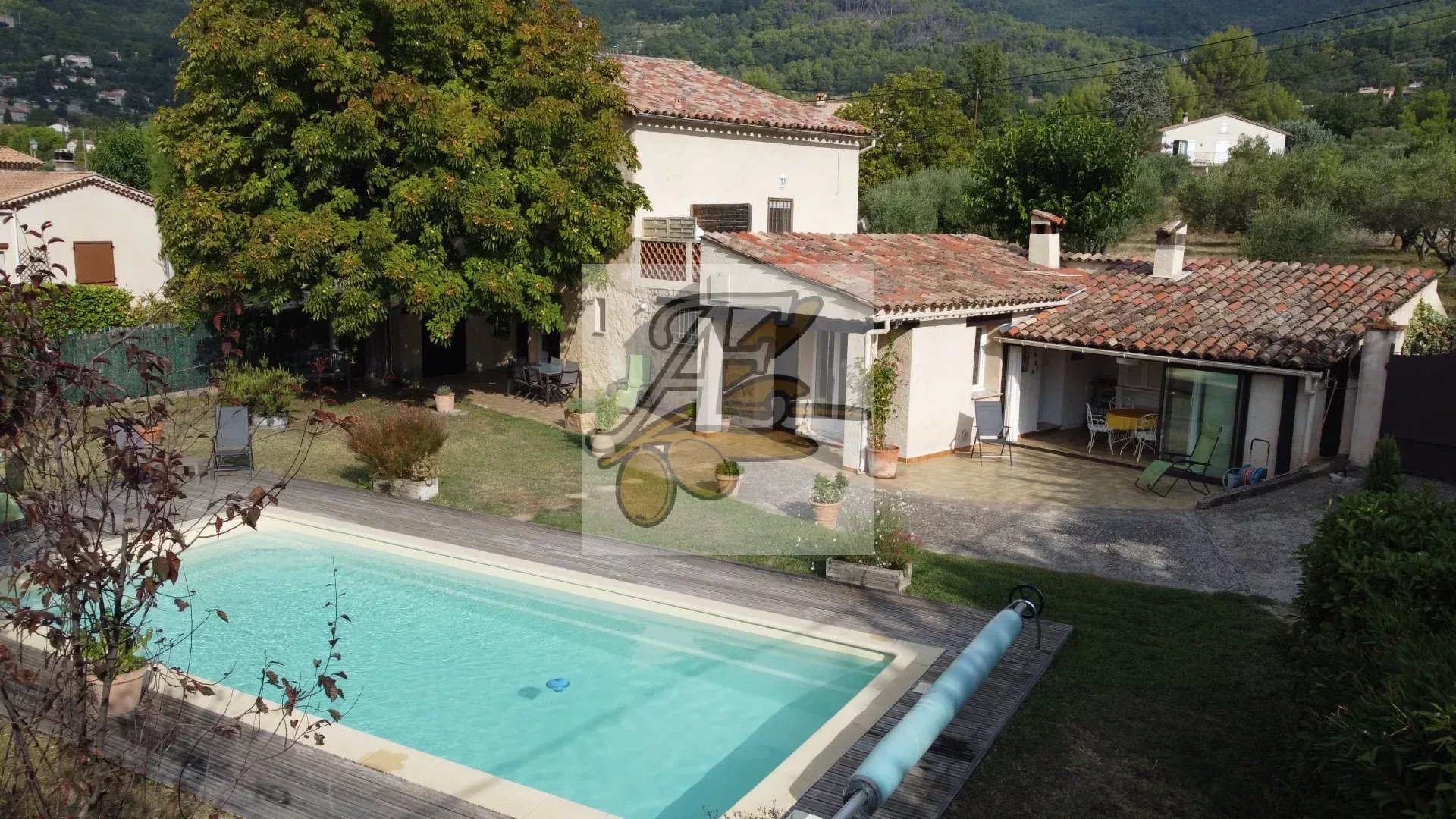 Beautiful village house with swimming pool, 700 metres from the village Seillans.