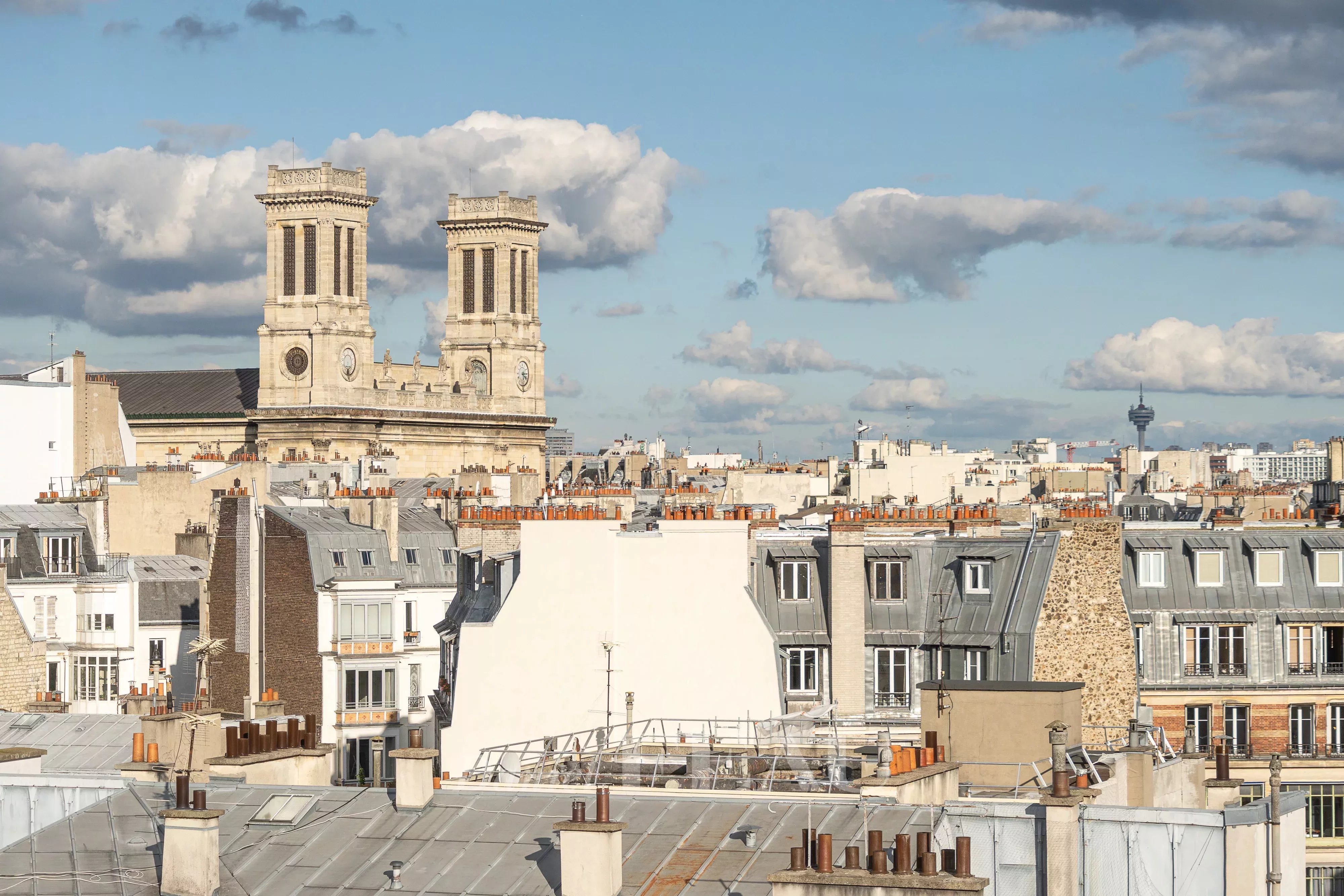 Vue dégagée sur l'église Saint-Vincent-de-Paul
