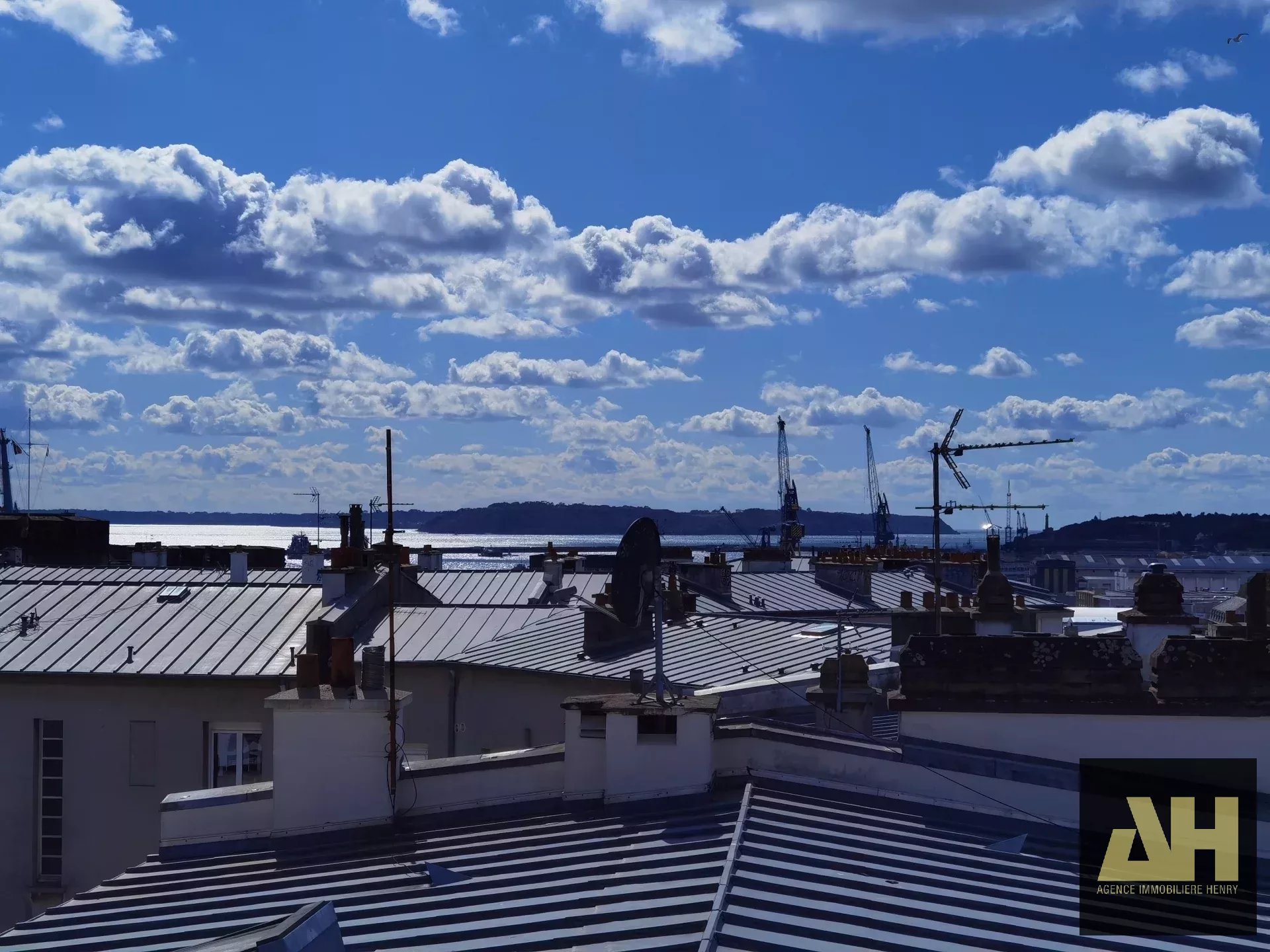 RARE - SIAM - APPARTEMENT DE 126 M2 AU DERNIER ÉTAGE AVEC TERRASSE - ASCENSEUR ET PARKINGS
