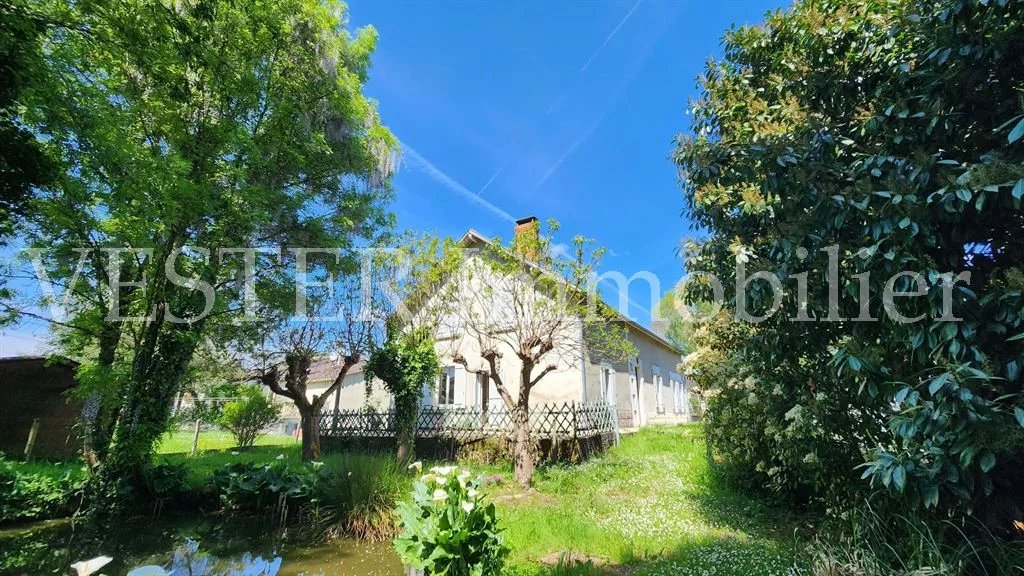 Maison ancienne rénovée de 130m2 + 130m2 aménageables, dans un é