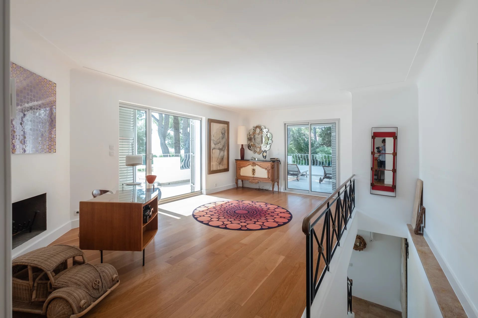 Provencal villa with flat gardens, pool and sea views