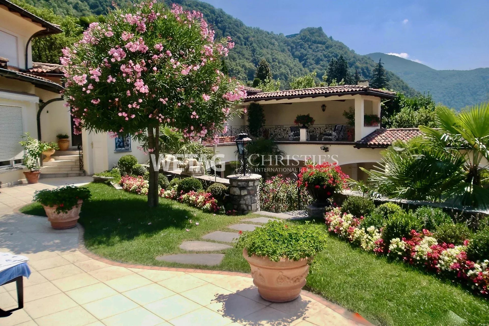 8 Bedroom Villa/Townhouse's Image 3