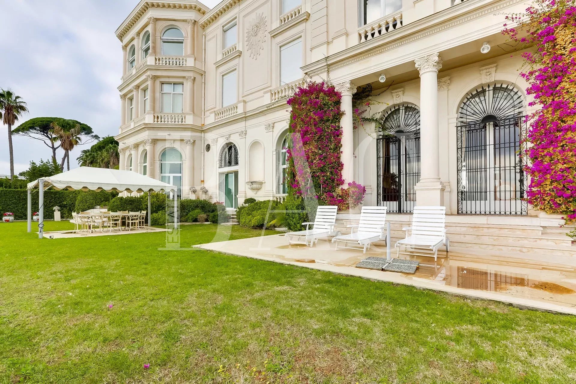 Cannes, an apartment villa with private pool in a former private mansion dating from 1892