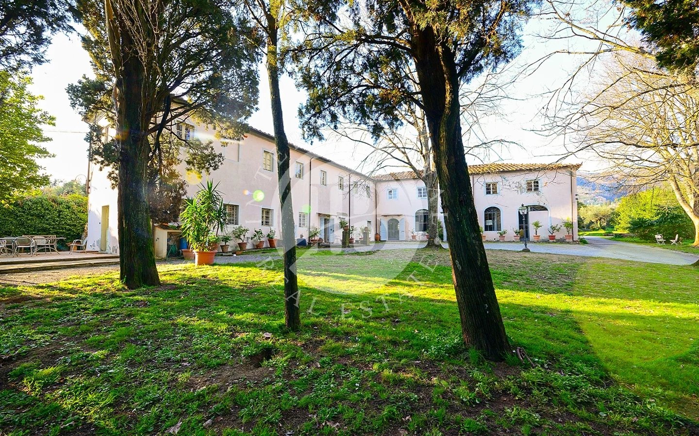 Villa in Capannori - view 1