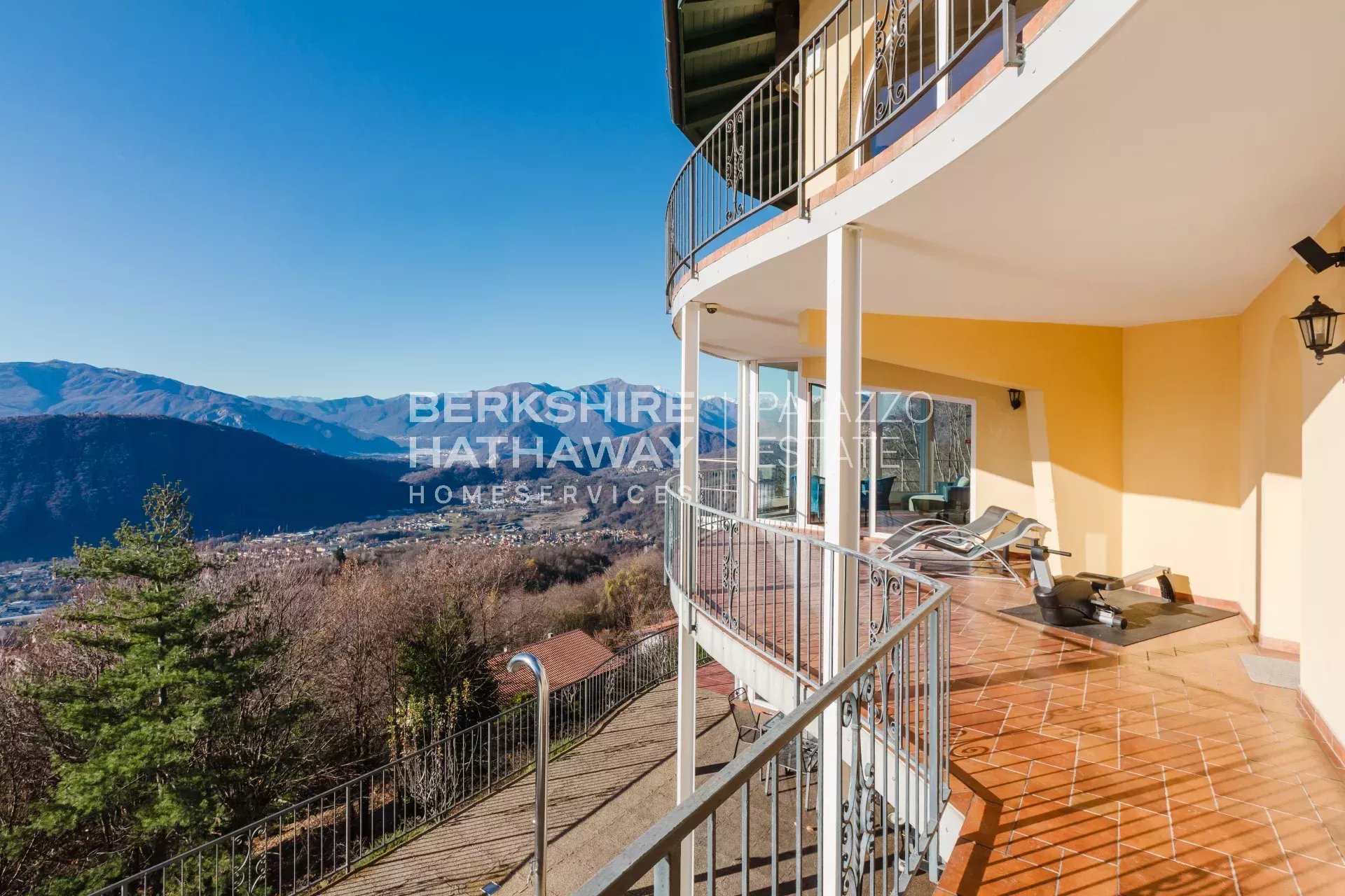 Villa moderna di lusso con vista panoramica sul Lago Maggiore e sulle Alpi
