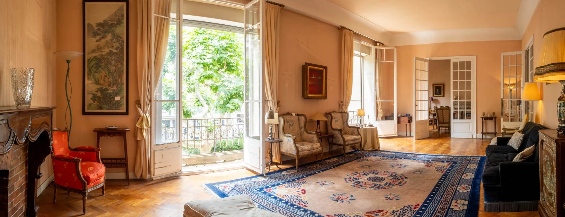 Appartement bourgeois 204 m² + T2 indépendant + grenier aménageable 181 m² + terrasse + cour + 3 parkings – Marseille 8e
