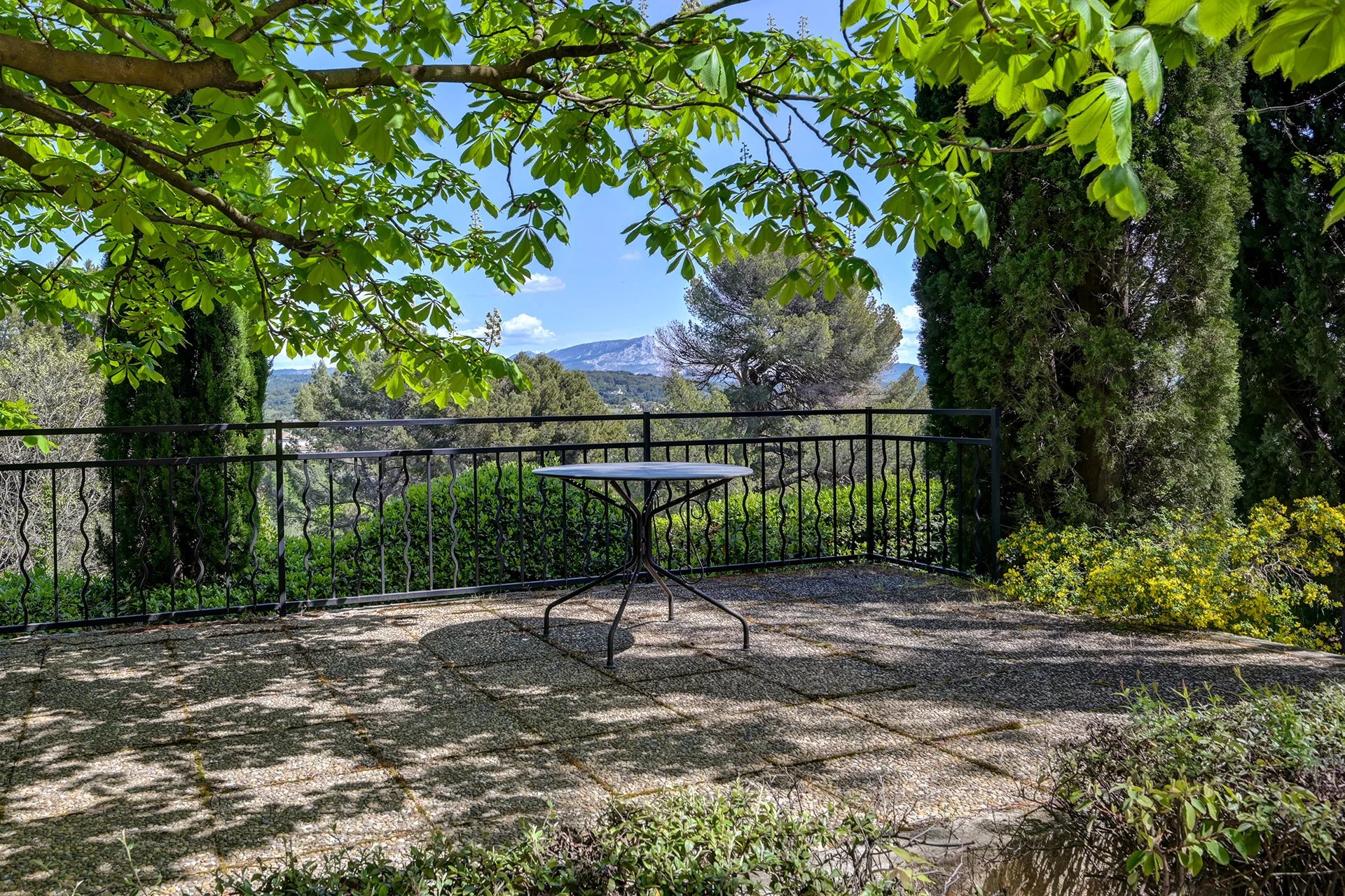 Charming Stone house with breathtaking views of Saint-Victoire mountain