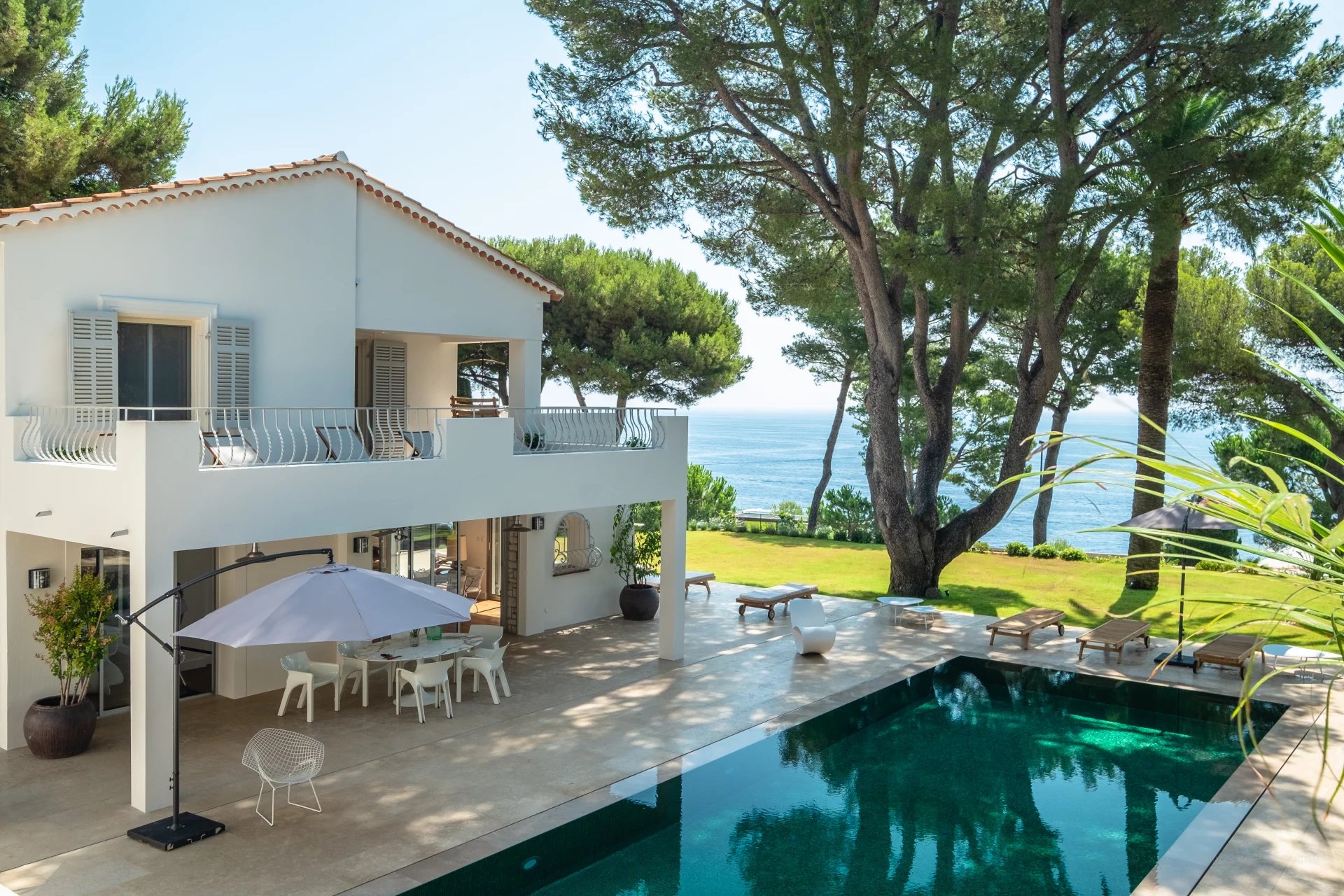Provencal villa with flat gardens, pool and sea views