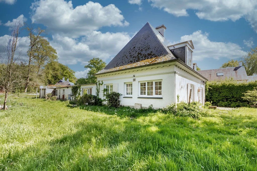 Prachtige Lipszyc villa met potentieel in privédomein of 7 ha