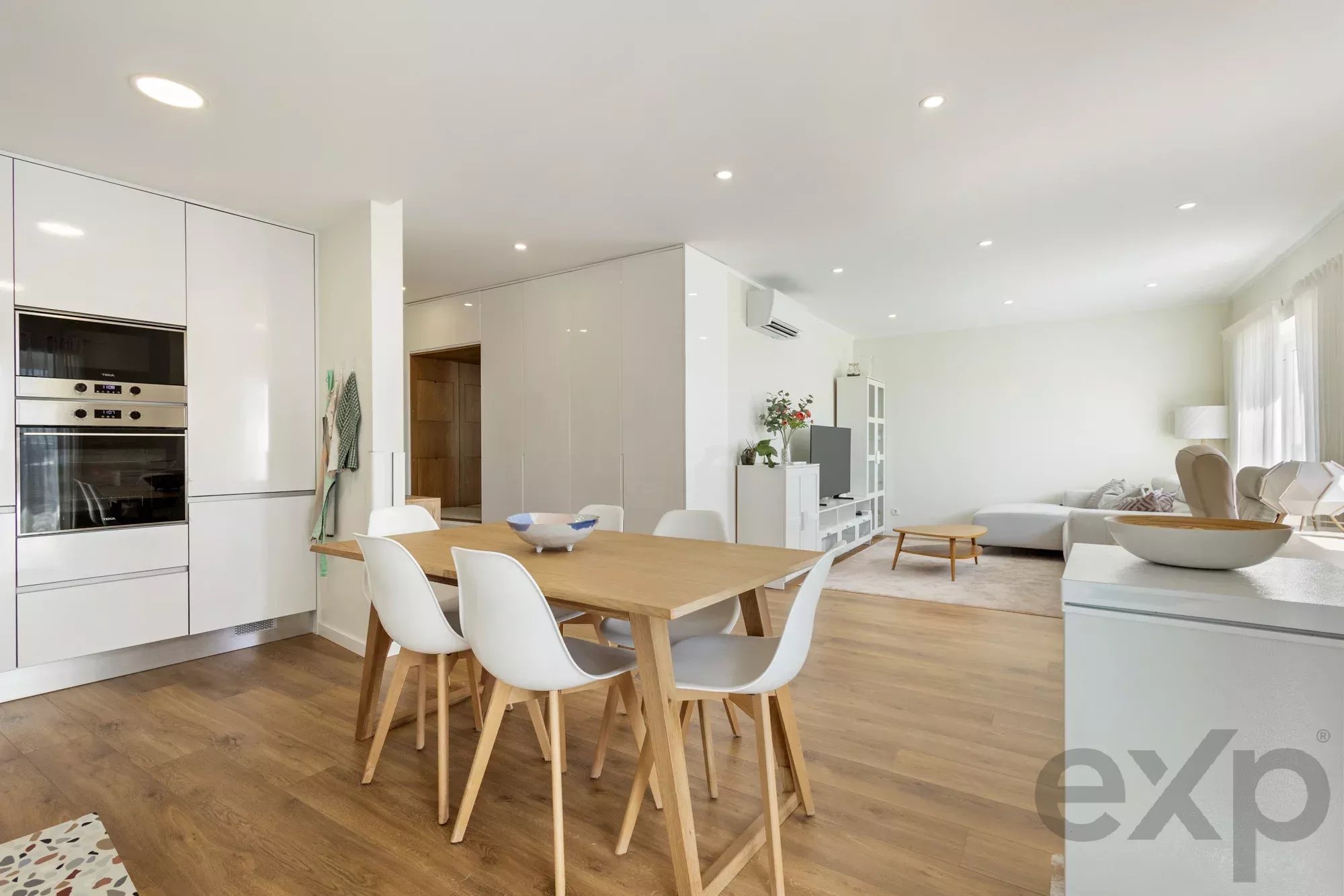 Amazing Two‑Bedroom Apartment with River View and Garage 87152839 image 4