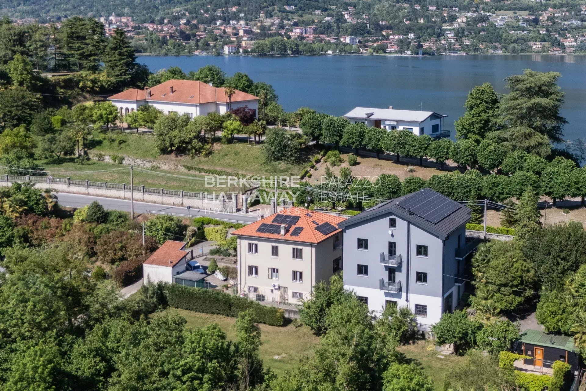 Villa bifamiliare con giardino a Biandronno, a pochi passi dal Lago di Varese