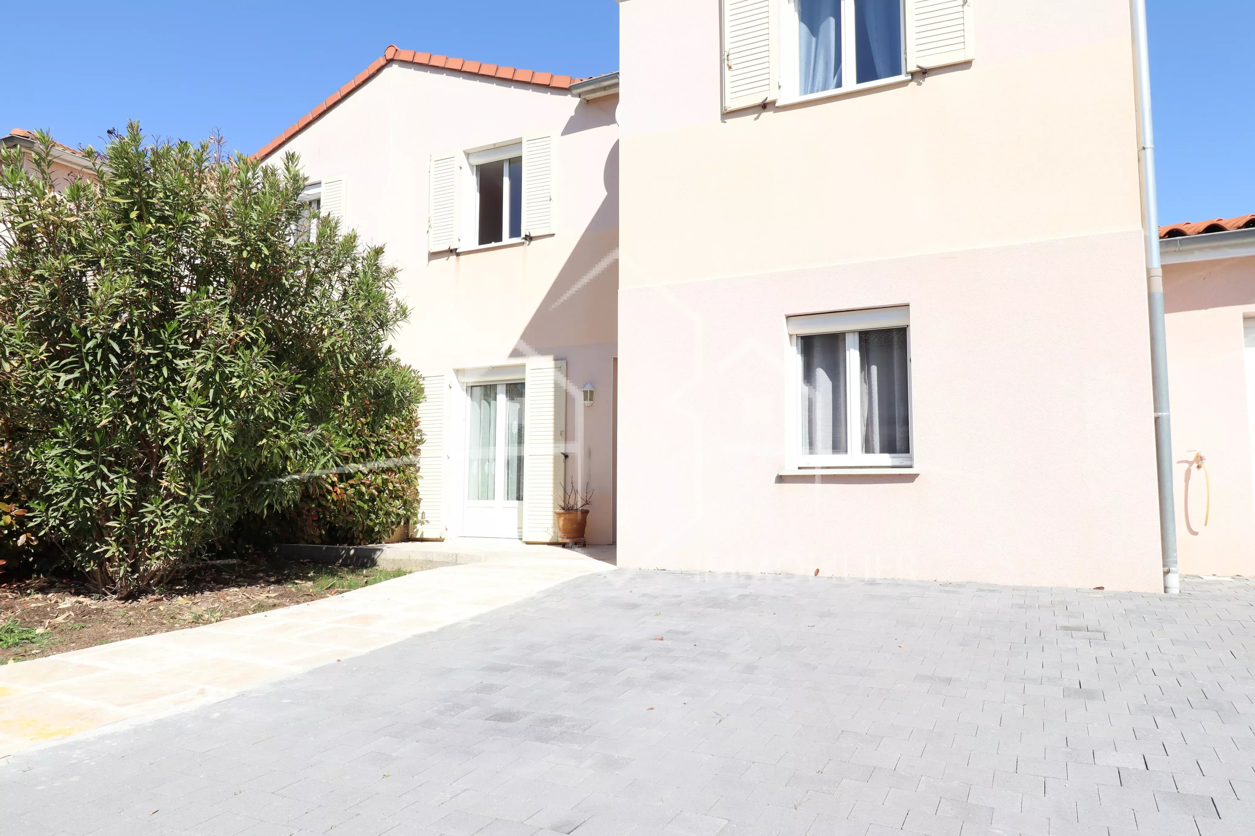 Maison familiale de 120 m² avec piscine à Saint-Maurice-l'Exil