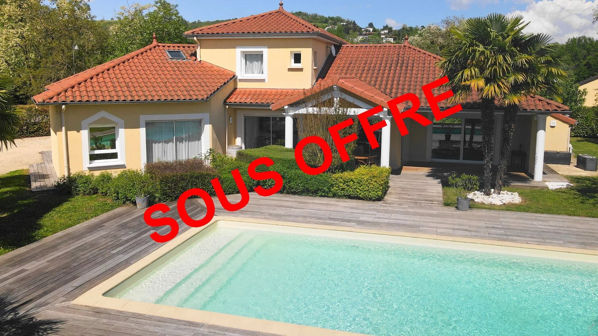 SOUS OFFRE - Maison d'architecte avec piscine, dépendance aménagée et garage sur terrain arboré à 5 minutes de Vichy