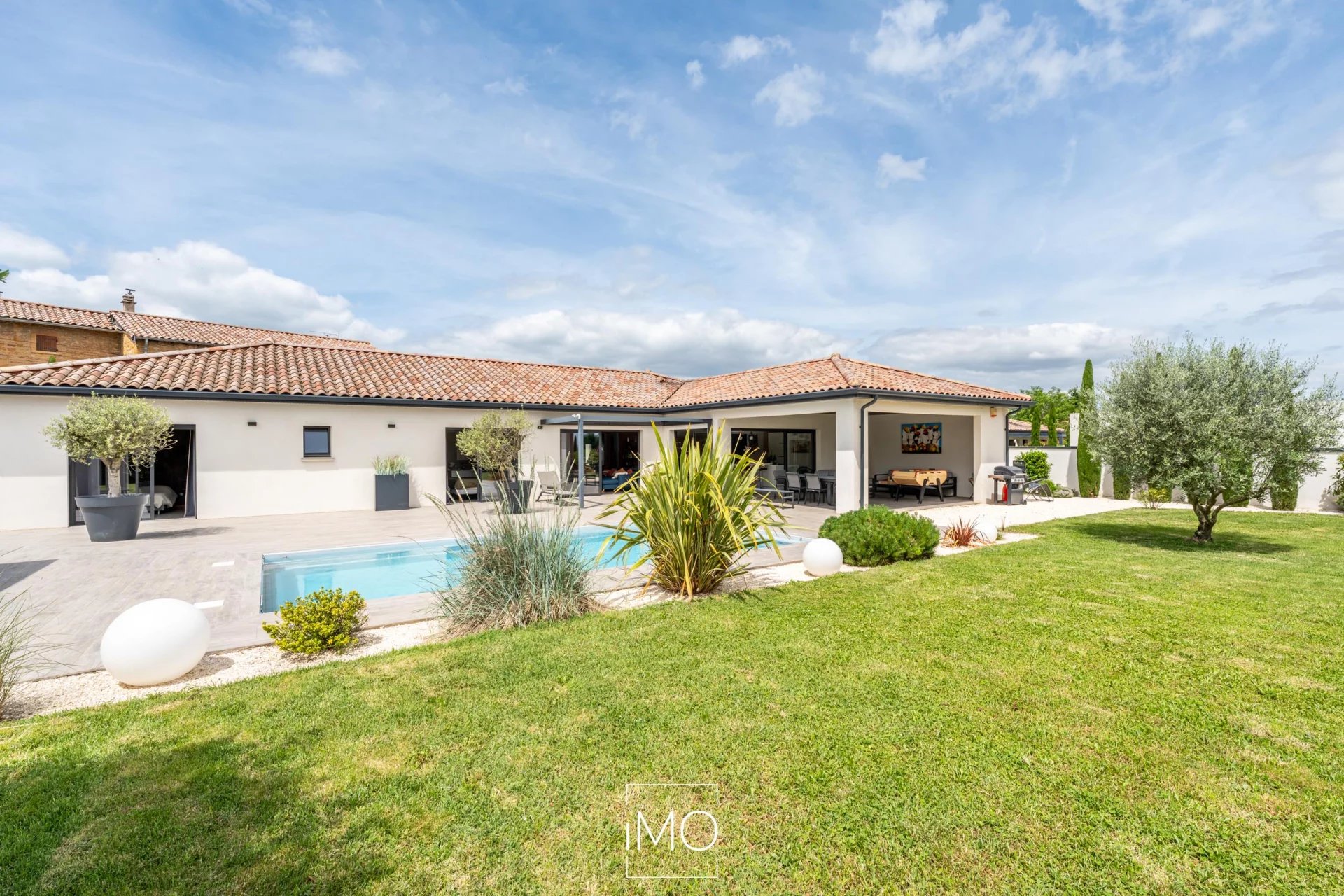 Villa de 168 m² de plain pied avec piscine sur une parcelle de 1489 m²