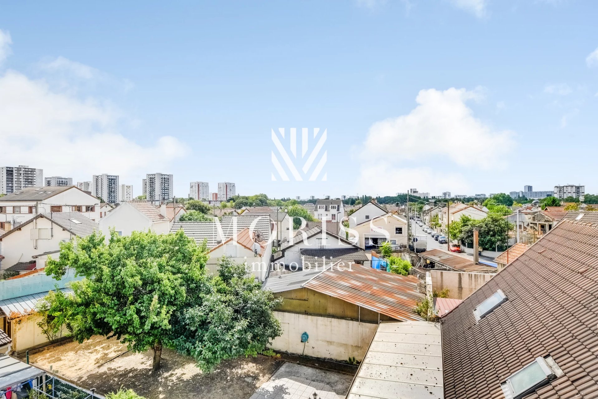 Saint Denis- Maison de 3 pièces + terrasse de 33,m² - Image Array