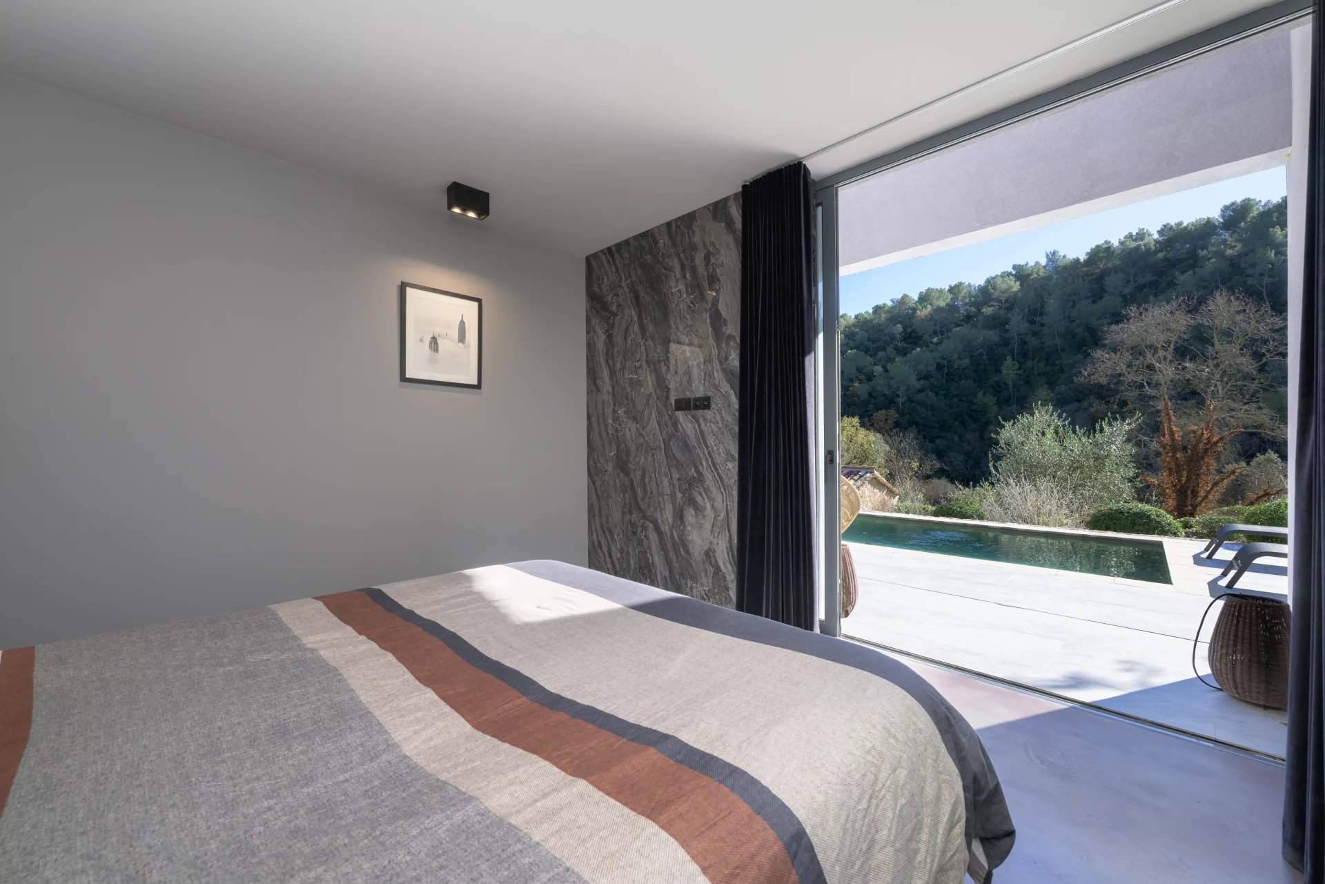 Contemporaine à pied du village 13