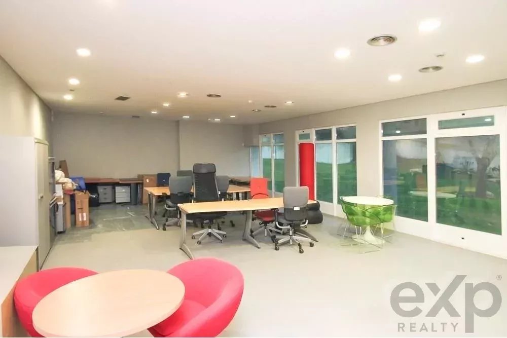 Carnide - Estudio de 105 m2 em Condomínio com Piscina, Campos de Ténis, Lugar de Garagem