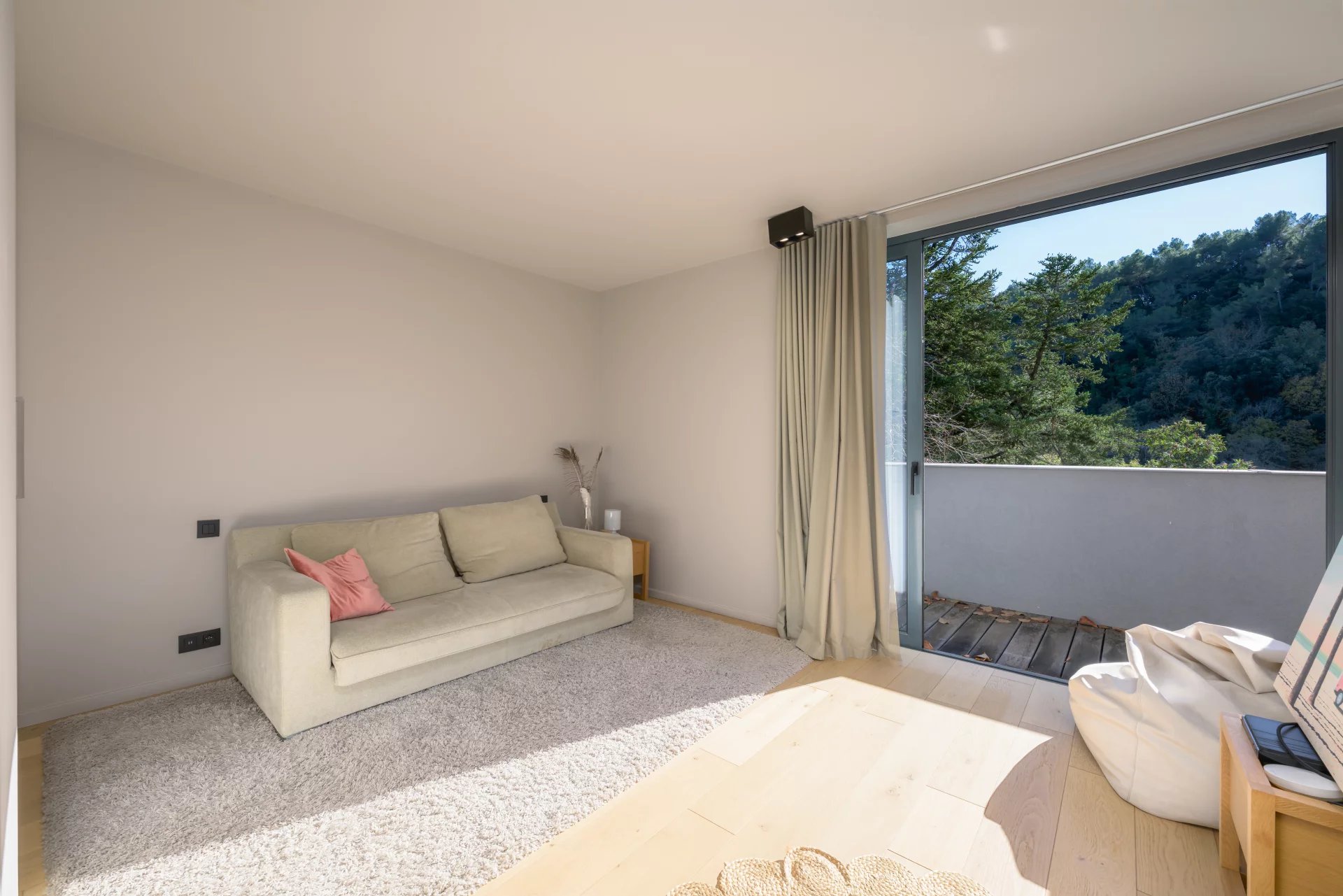 Contemporaine à pied du village 14