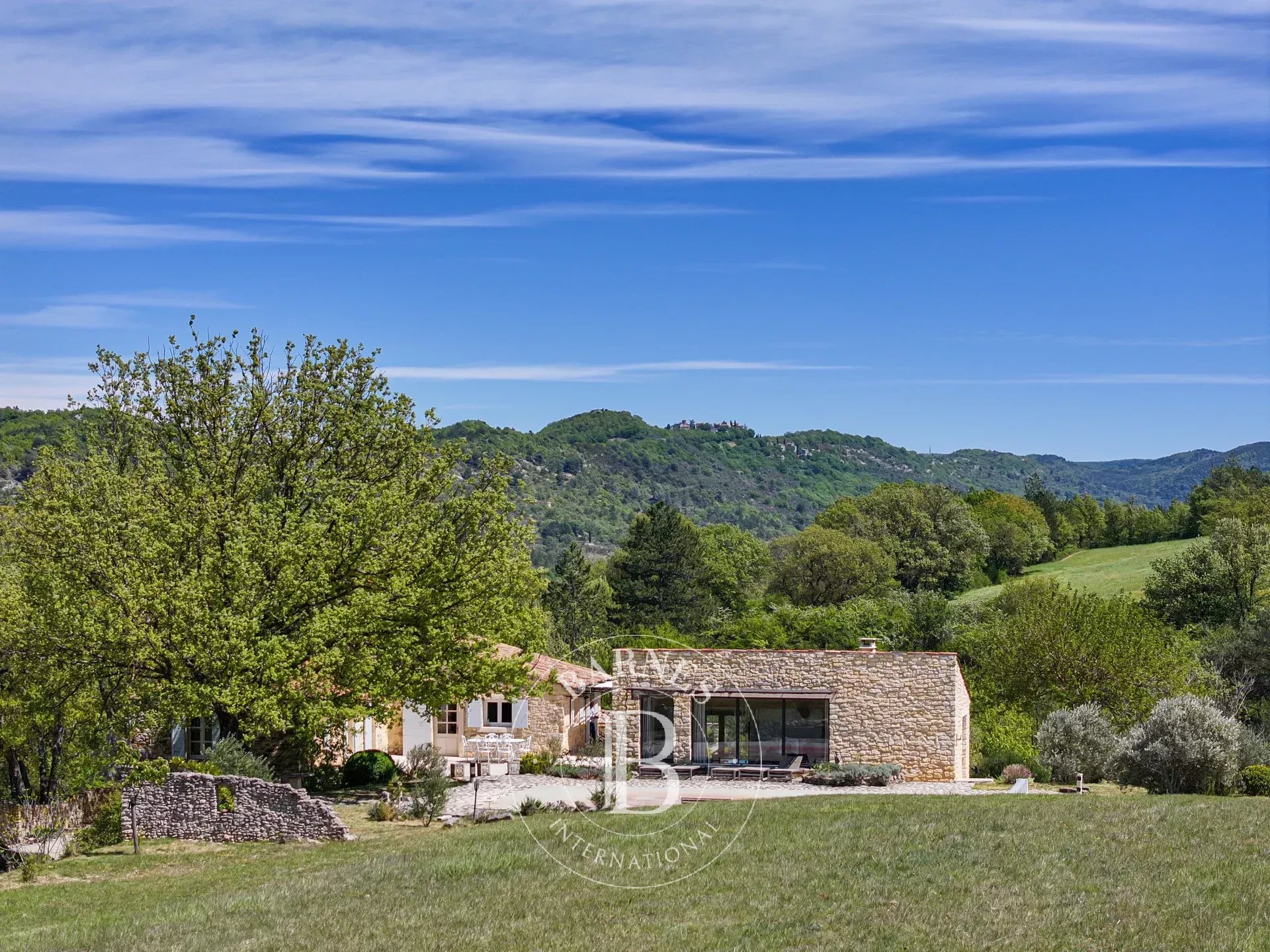 PROVENCE- LUBERON/HAUTE PROVENCE - FARMHOUSE - 6 BEDROOMS - SWIMMING POOL