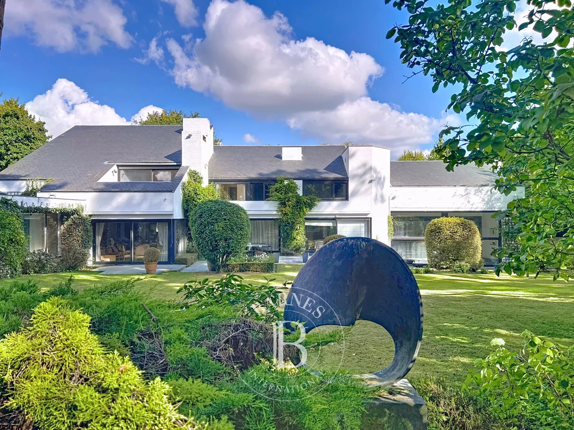 Uccle - Sublime villa Corbiau sur un beau terrain arboré