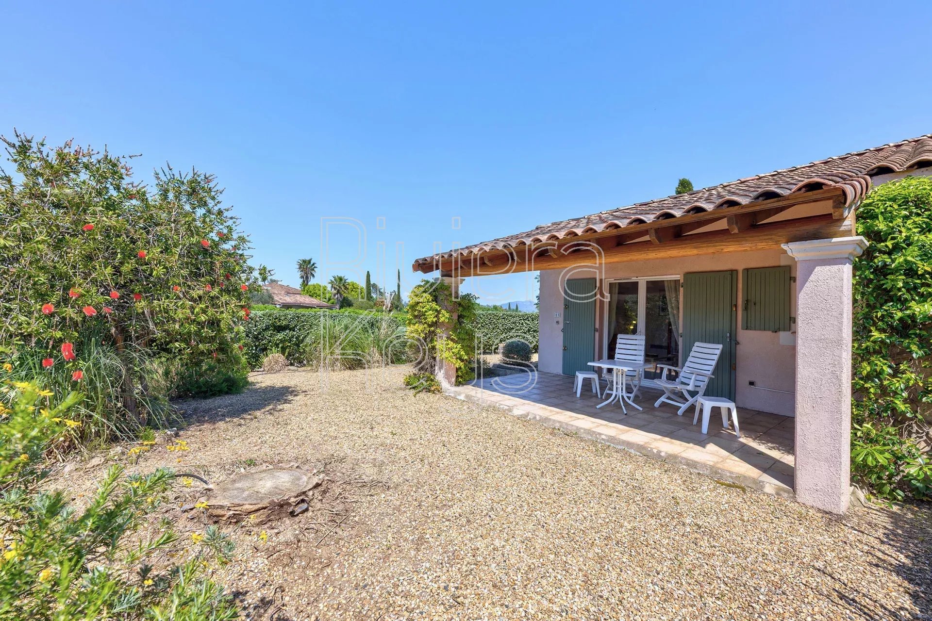 ROQUEBRUNE-SUR-ARGENS: 1-Bedroom House in a Secure Residence with Pool