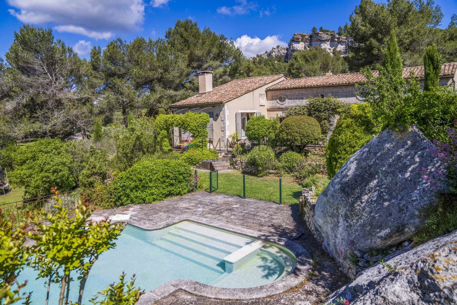 VUE PANORAMIQUE ALPILLES. ADRESSE REMARQUABLE.