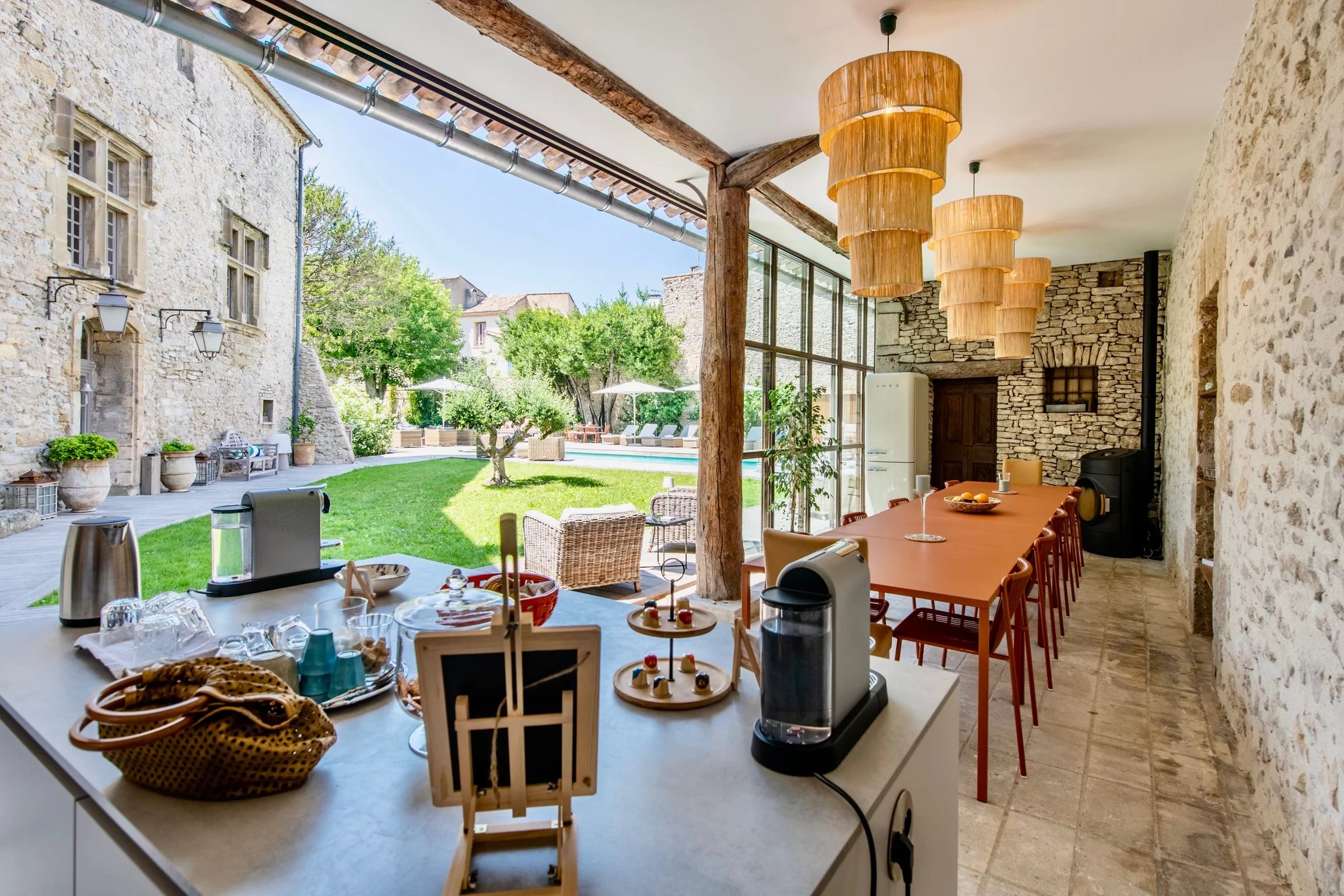 L’Isle-sur-la-Sorgue – 17th-century mansion/guest house with swimming pool. - 21434lr