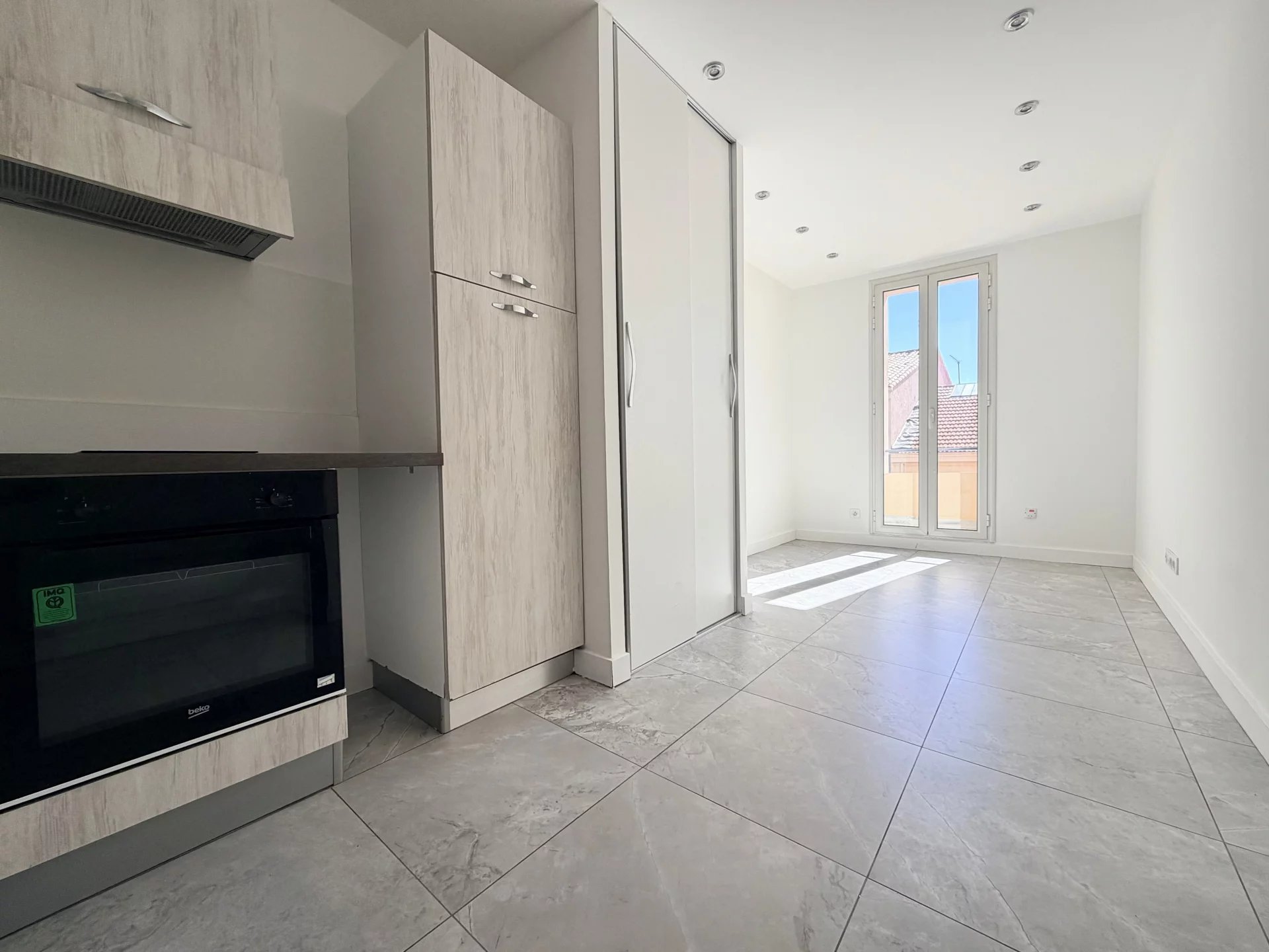 VALLAURIS - STUDIO ET 2 PIÈCES - RÉNOVÉ