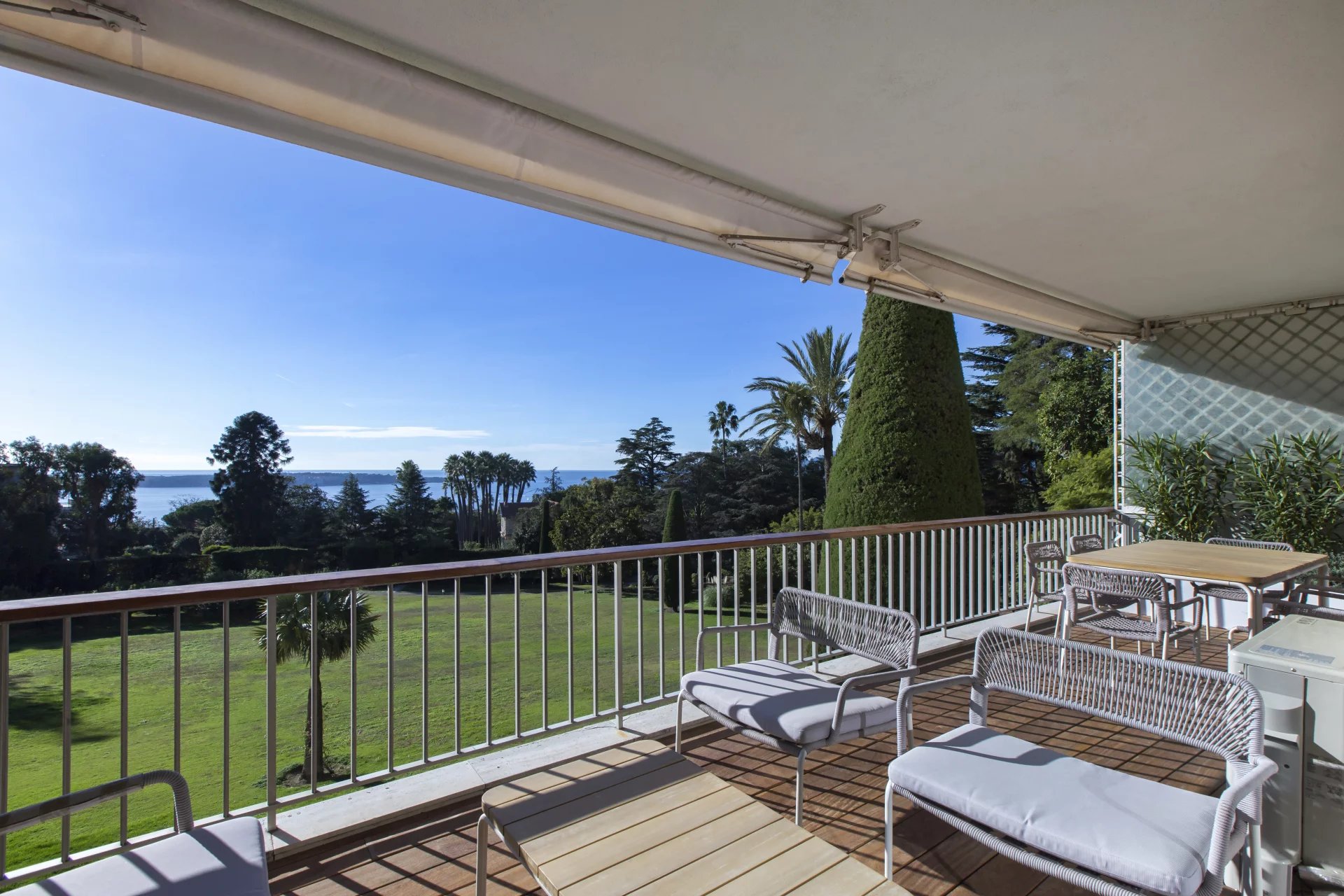 Agence immobilière de WILLIAM BOUZAT REAL ESTATE – Cannes French Riviera