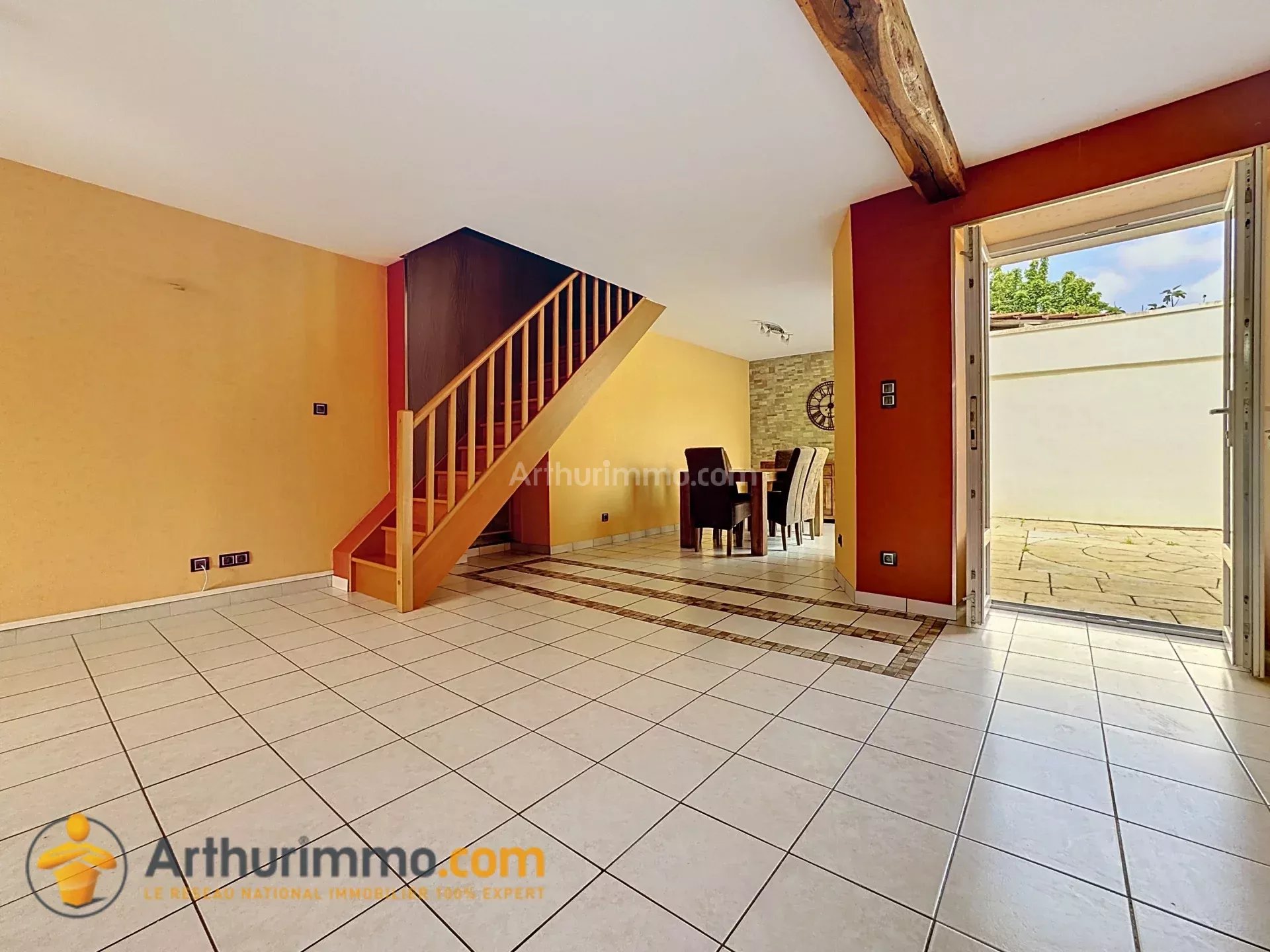 ROUCY une maison en pierre avec terrasse