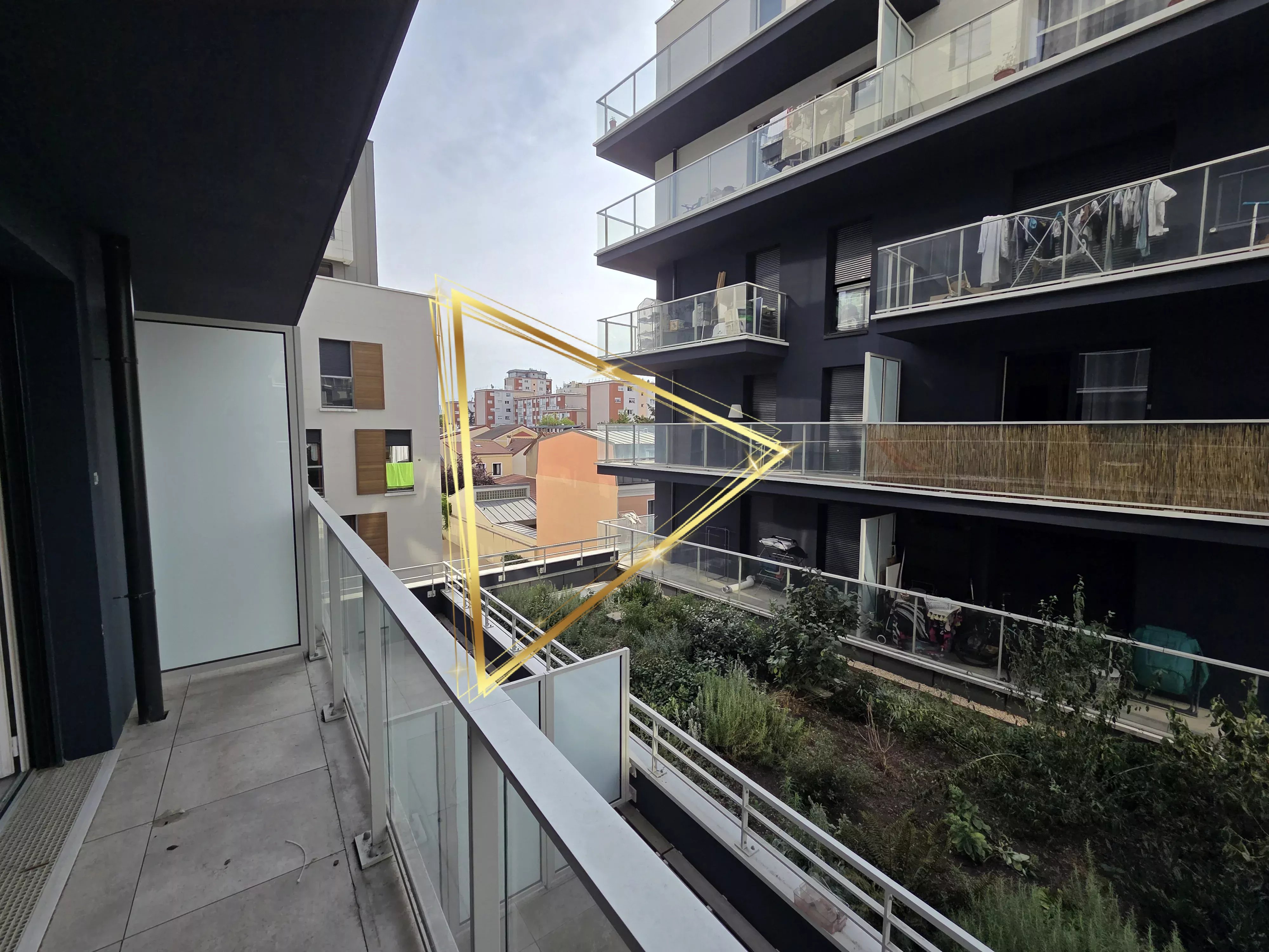 Studio au 4ème étage avec balcon et DPE C – Bois-Colombes.