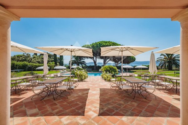 Luxury Seafront Villa Grimaud: A 12-Bedroom Family Estate in Beauvallon — photo 5