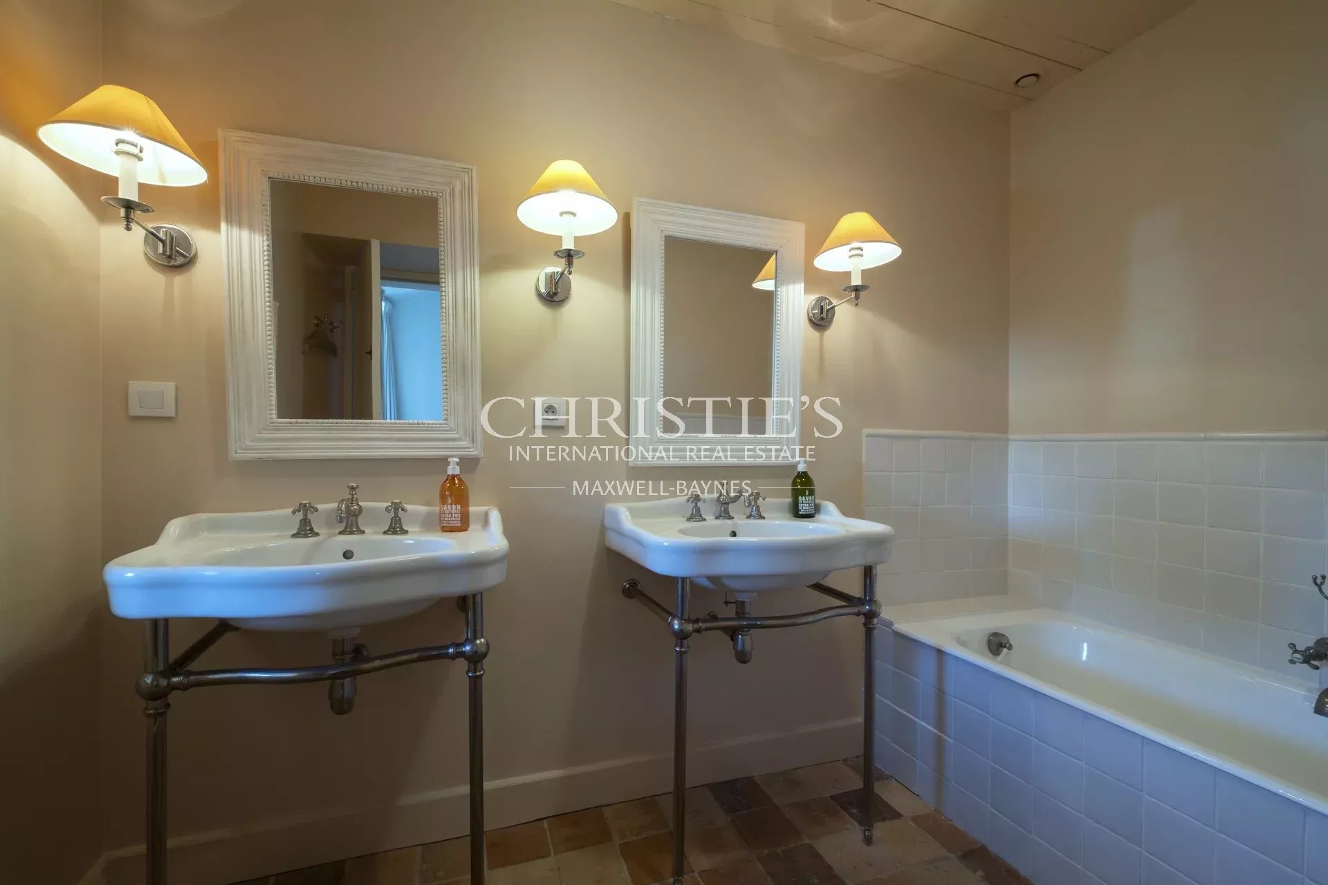 10 Bedroom Villa/Townhouse's Image 16