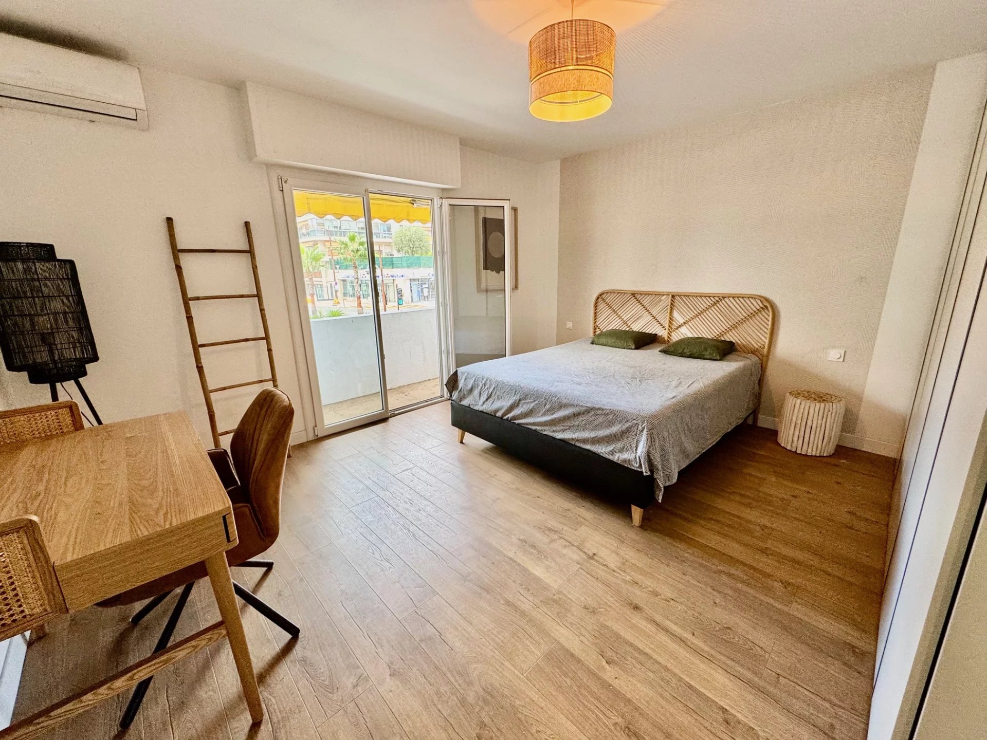 Le Cannet Carnot sale 3 rooms with large terrace