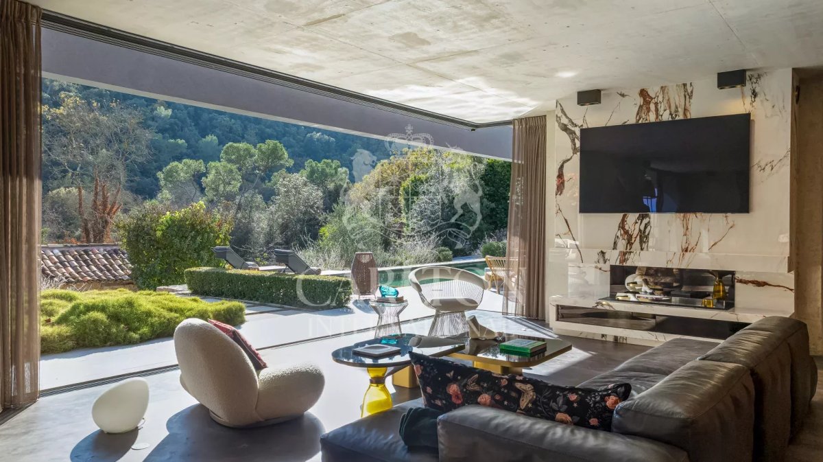 Contemporary villa within walking distance from the village