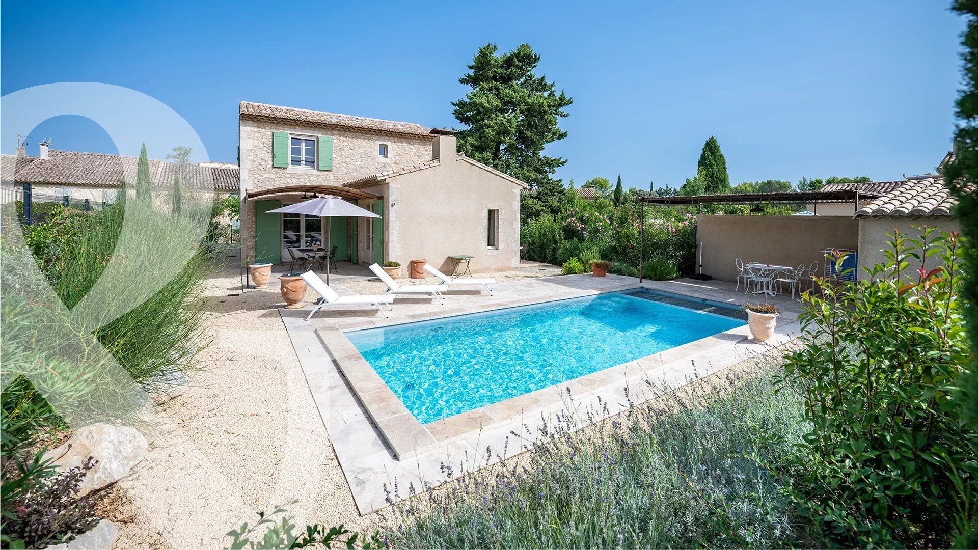 A QUELQUES MINUTES A PIED DU VILLAGE