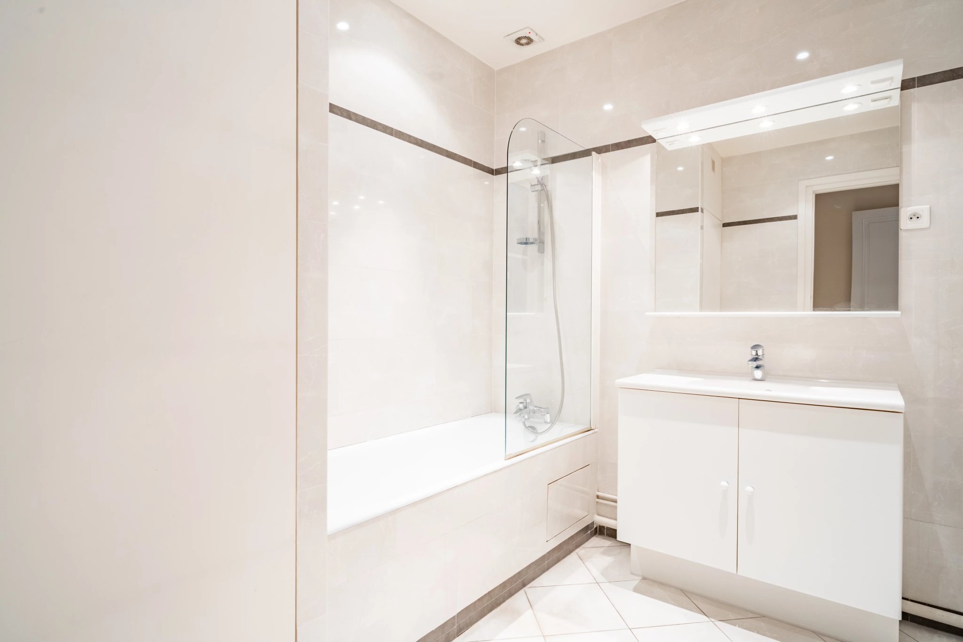 3 Bedroom Apartment/Flat's Image 3
