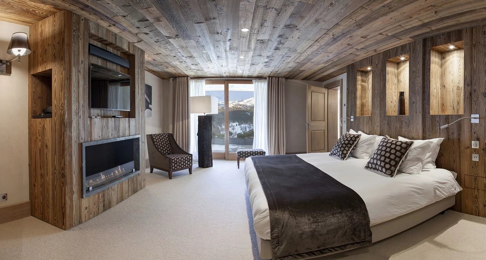 SUPERBE CHALET NEUF AVEC PISCINE - PROCHE PISTES DE SKI